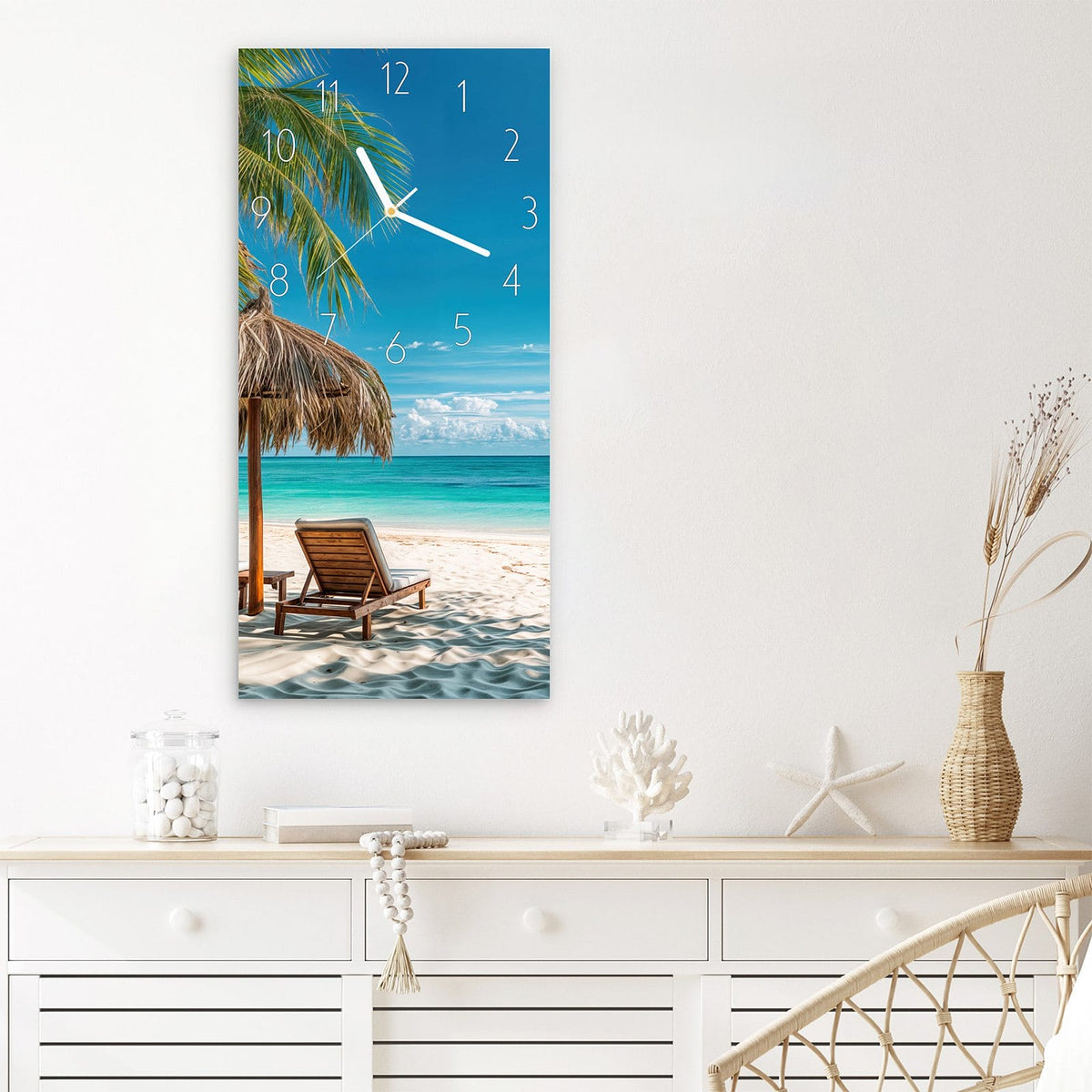 Wanduhr Strandparadies aus Glas – Liegestühle unter Strohdach mit Palme
