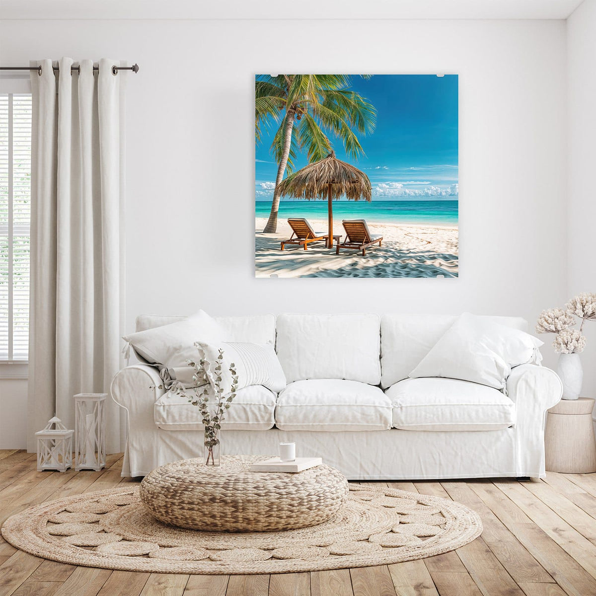 Glasbild Liegestühle am Strand an der Wand – Zwei Holzliegen unter einem Palmwedelschirm am weißen Strand, Palme und türkises Meer