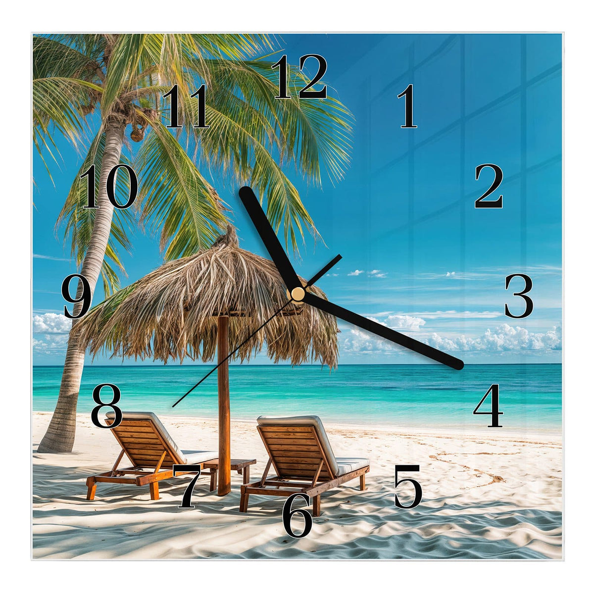 Wanduhr aus Glas, Ziffernblatt Klassisch mit Motiv Liegestühle am Strand: Zwei Holzliegen unter einem Palmwedelschirm am weißen Strand, Palme und türkises Meer