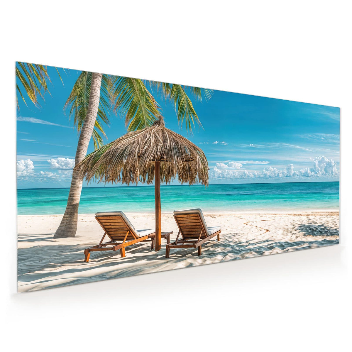 Küchenrückwand aus Glas im Hochformat mit Motiv Liegestühle am Strand: Zwei Holzliegen unter einem Palmwedelschirm am weißen Strand, Palme und türkises Meer