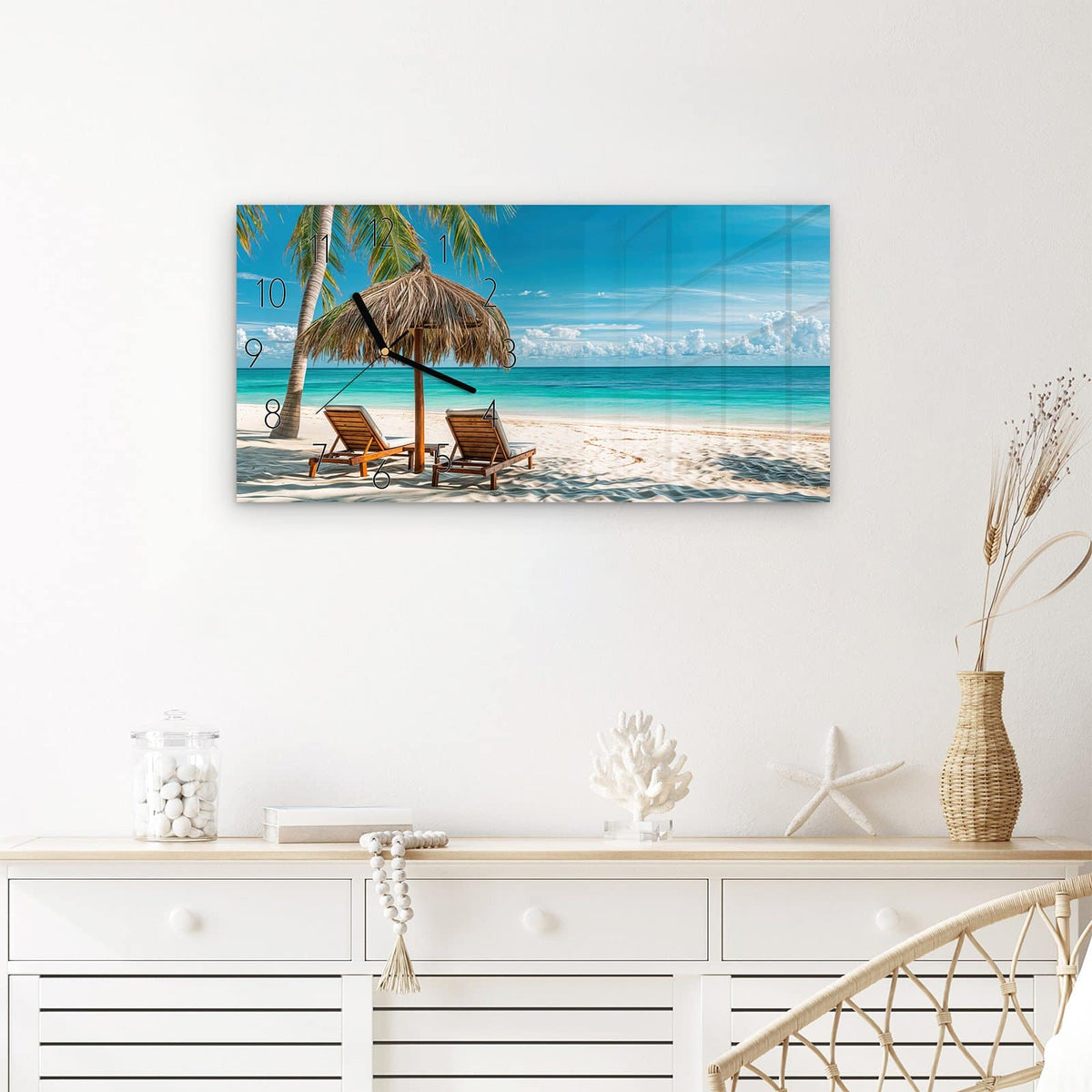 Wanduhr Strandparadies aus Glas – Querformat 60 × 30 cm – Liegestühle unter Strohdach mit Palme