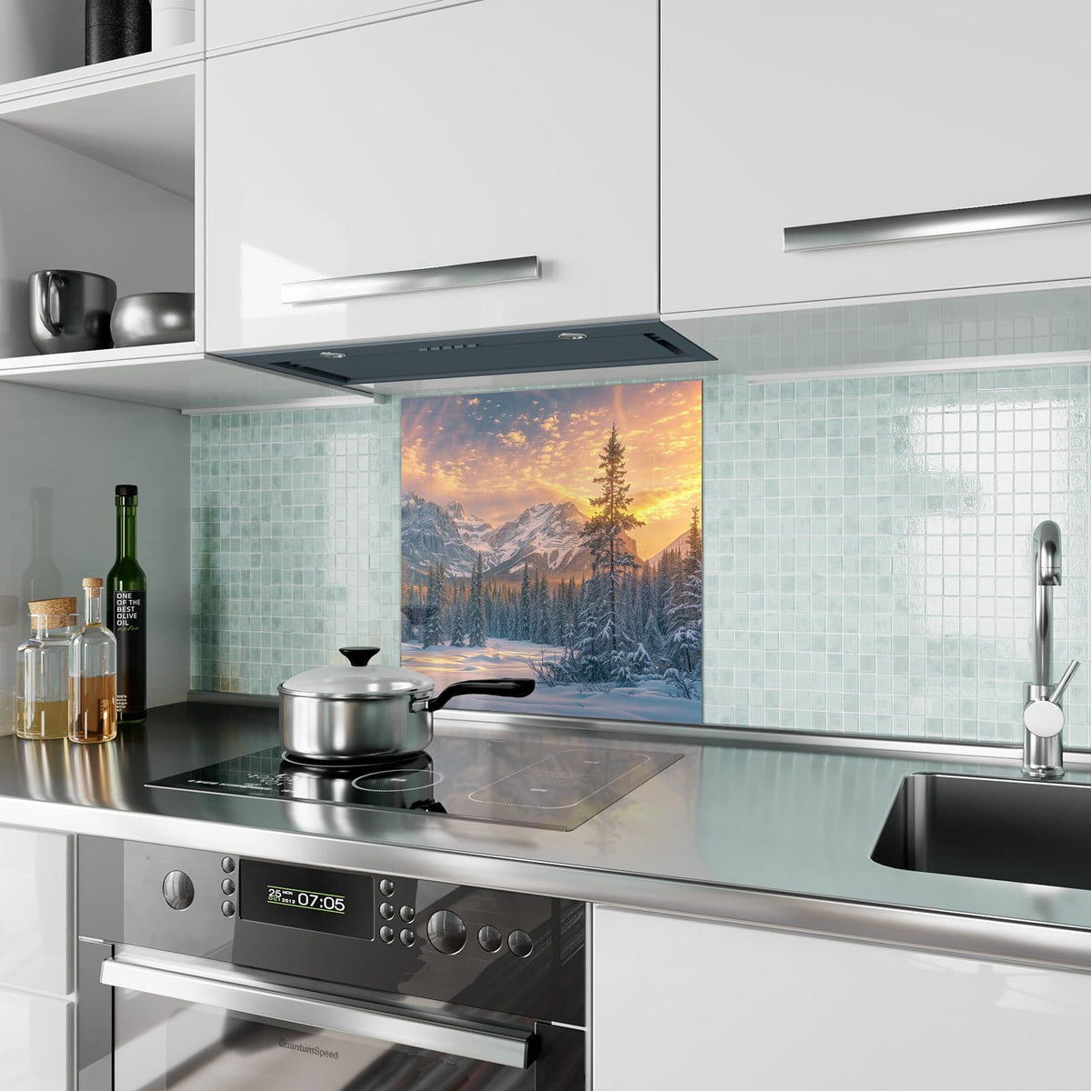 Küchenrückwand aus Glas Winterwald vor Bergen im quadratischen Format als Spritzschutz hinter dem Kochfeld, über dem Fliesenspiegel montiert