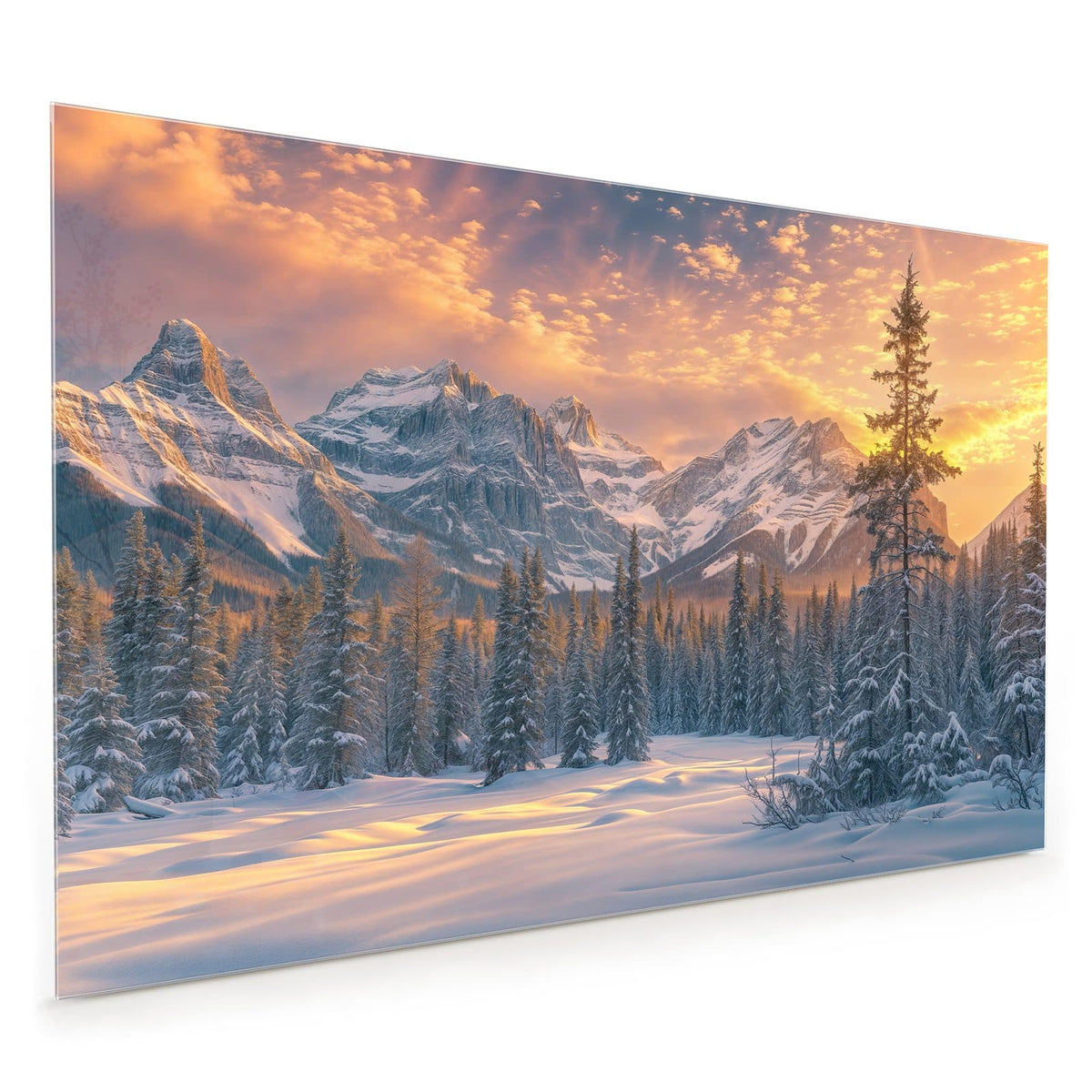Küchenrückwand aus Glas im Hochformat mit Motiv Winterwald vor Bergen: Verschneiter Nadelwald vor schneebedeckten Bergen unter orange-goldenem Abendhimmel.