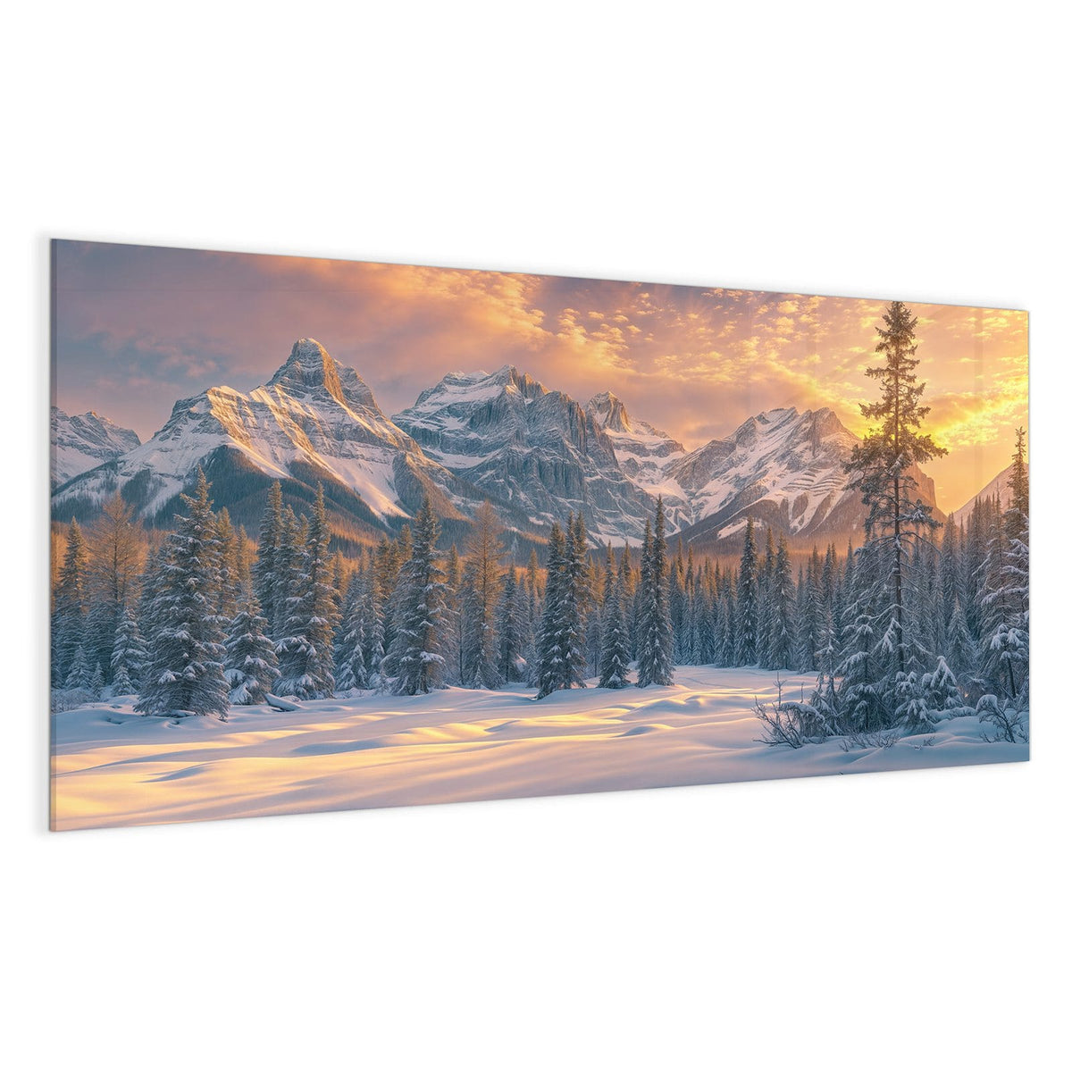 Verschneiter Nadelwald vor schneebedeckten Bergen unter orange-goldenem Abendhimmel.