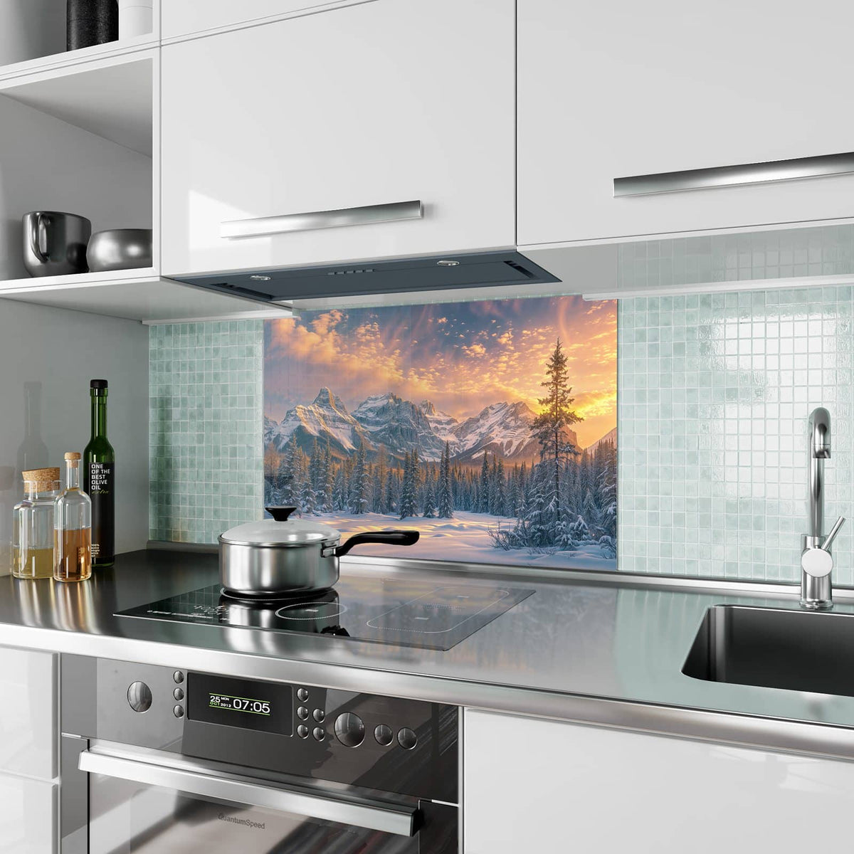Küchenrückwand aus Glas Winterwald vor Bergen im Hochformat als Spritzschutz hinter dem Kochfeld, über dem Fliesenspiegel montiert