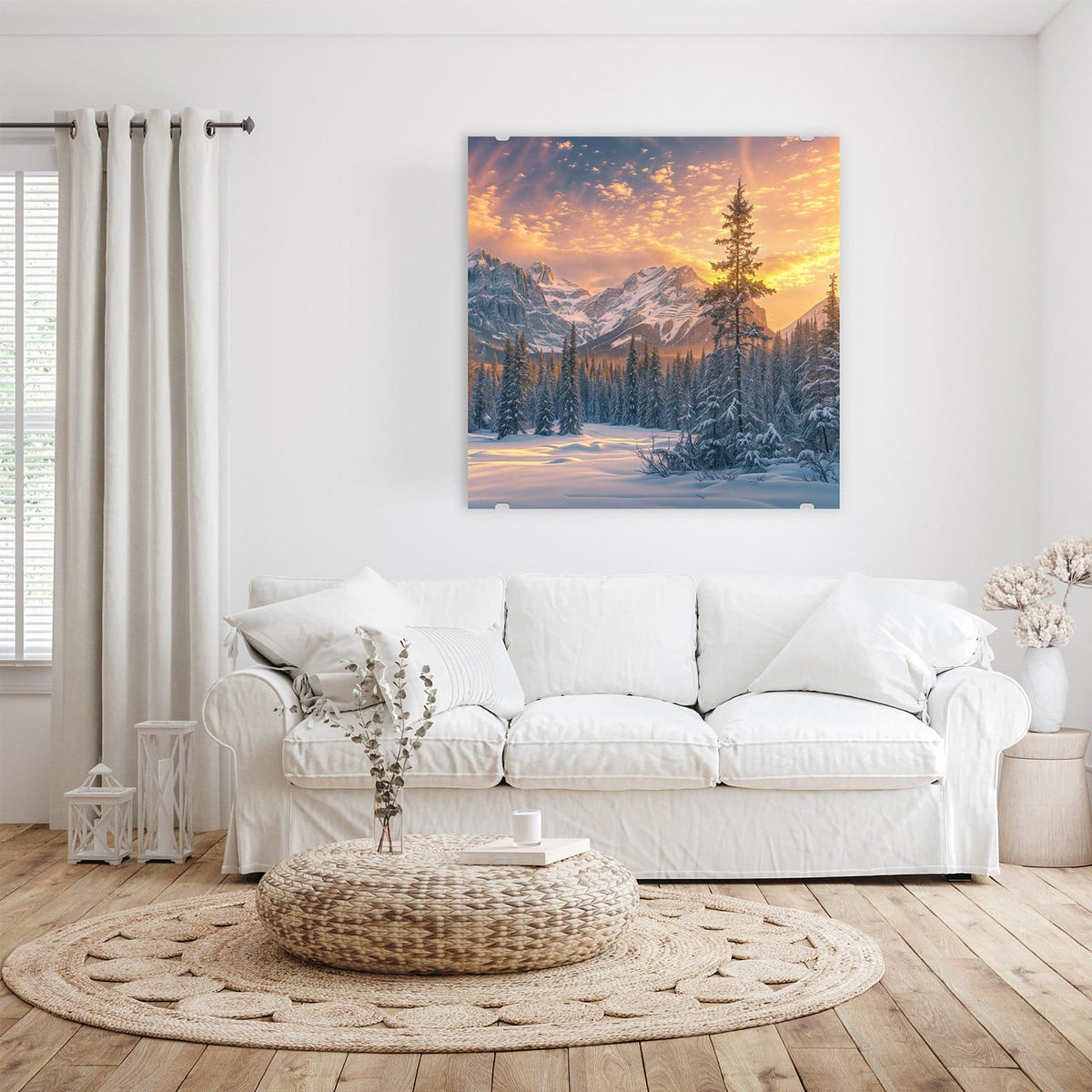 Glasbild Winterwald vor Bergen an der Wand – Verschneiter Nadelwald vor schneebedeckten Bergen unter orange-goldenem Abendhimmel.