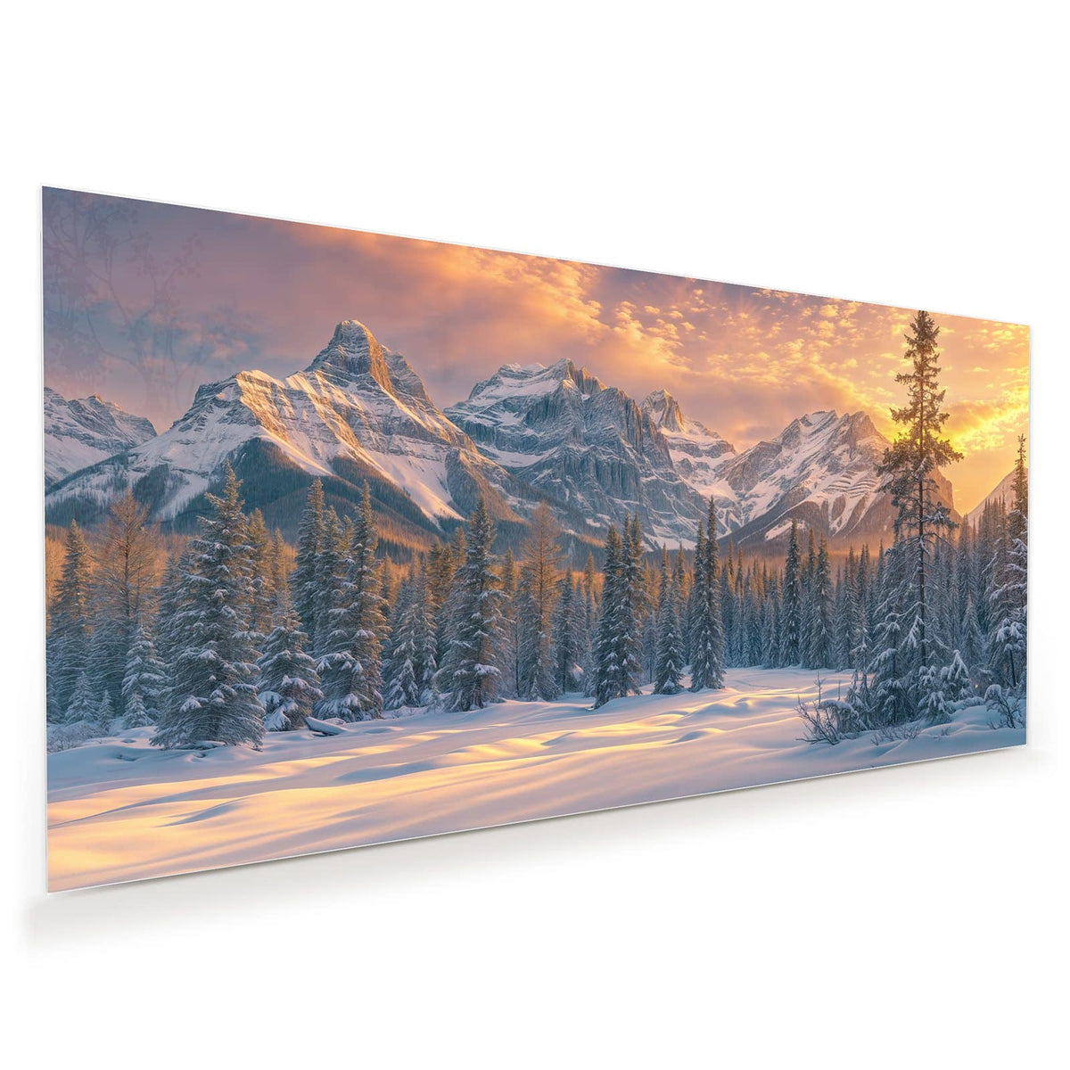 Verschneiter Nadelwald vor schneebedeckten Bergen unter orange-goldenem Abendhimmel.