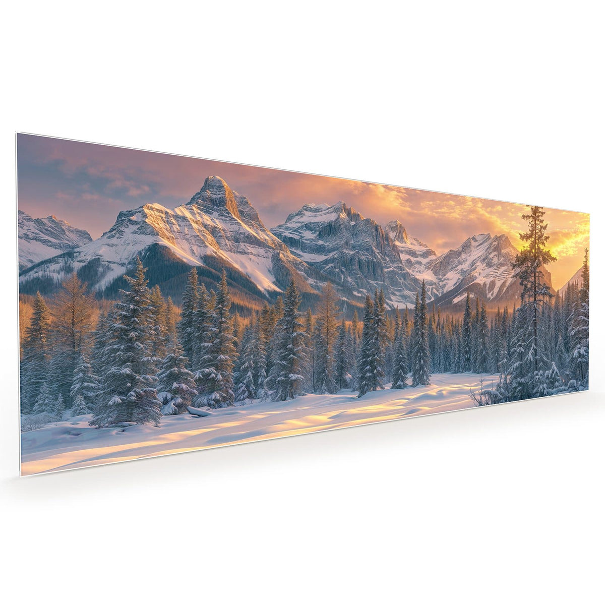 Küchenrückwand aus Glas im Hochformat mit Motiv Winterwald vor Bergen: Verschneiter Nadelwald vor schneebedeckten Bergen unter orange-goldenem Abendhimmel. #grösse_40 x 100 cm #grösse_50 x 125 cm #grösse_60 x 150 cm