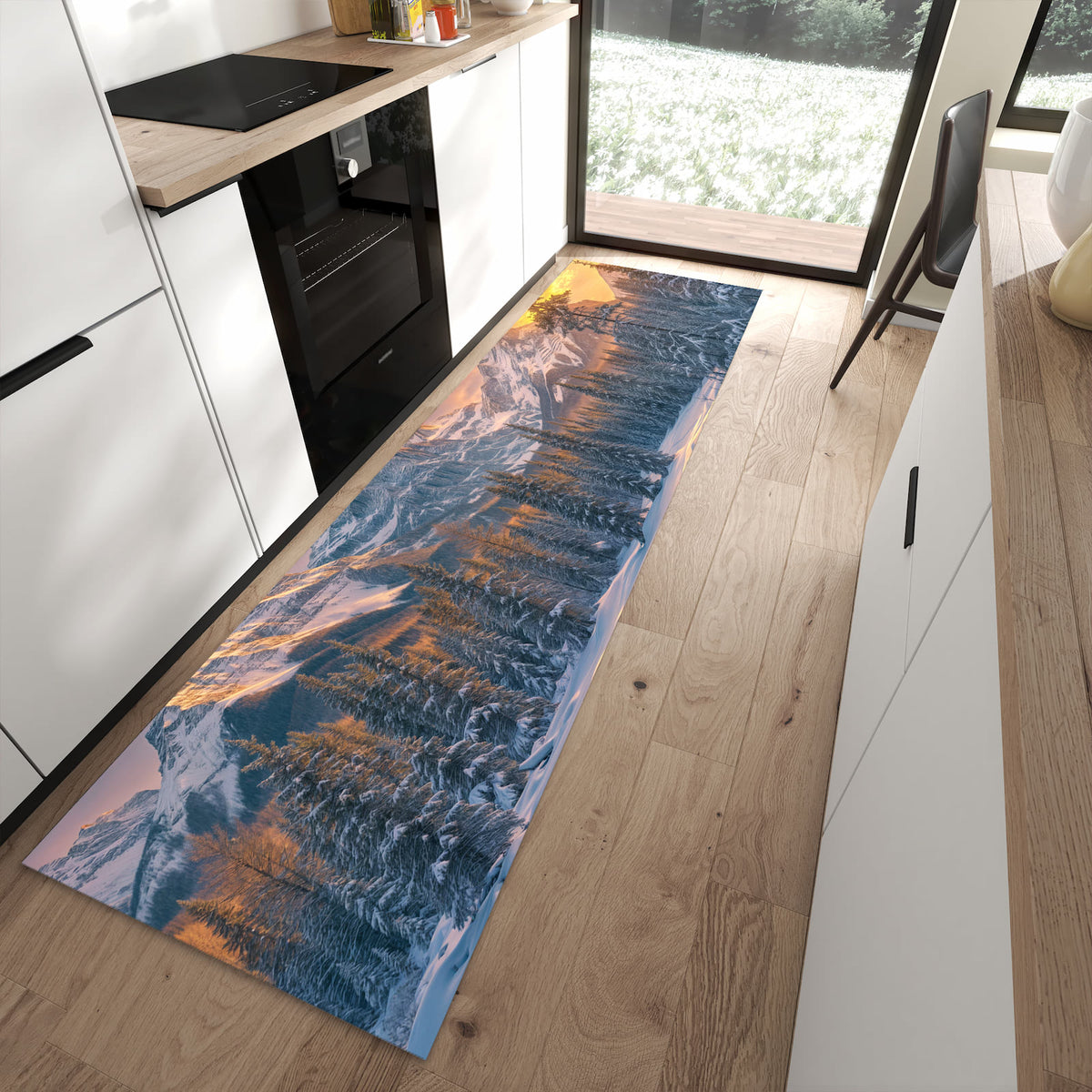 Ordnungsschaffender Teppichläufer mit Motiv Berglandschaft Winter in moderner Küche