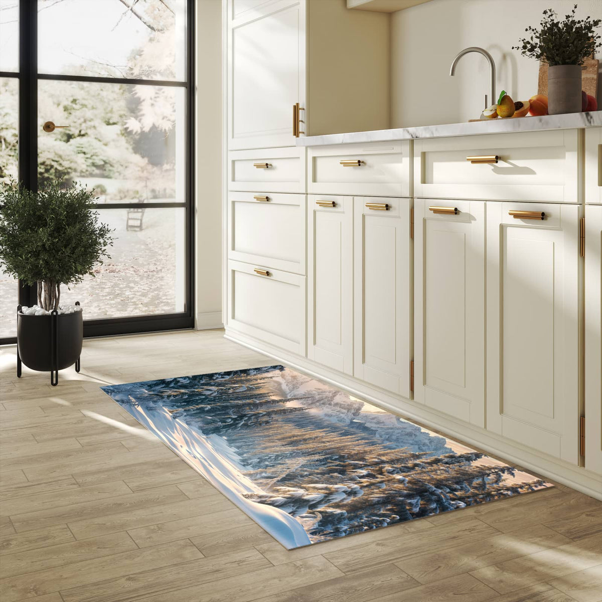 Waschbarer Küchenteppich mit Motiv Winterlandschaft in heller Küche schont den Boden