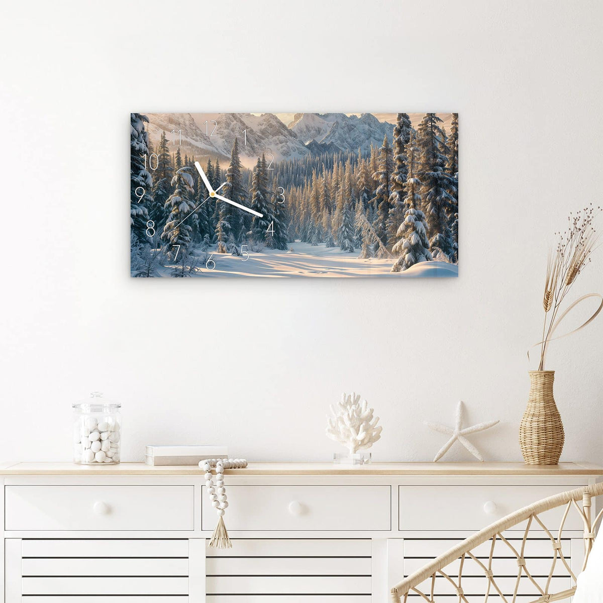 Wanduhr Winterlandschaft aus Glas – Querformat 60 × 30 cm – Glitzernder Schnee auf Tannen und Gipfeln