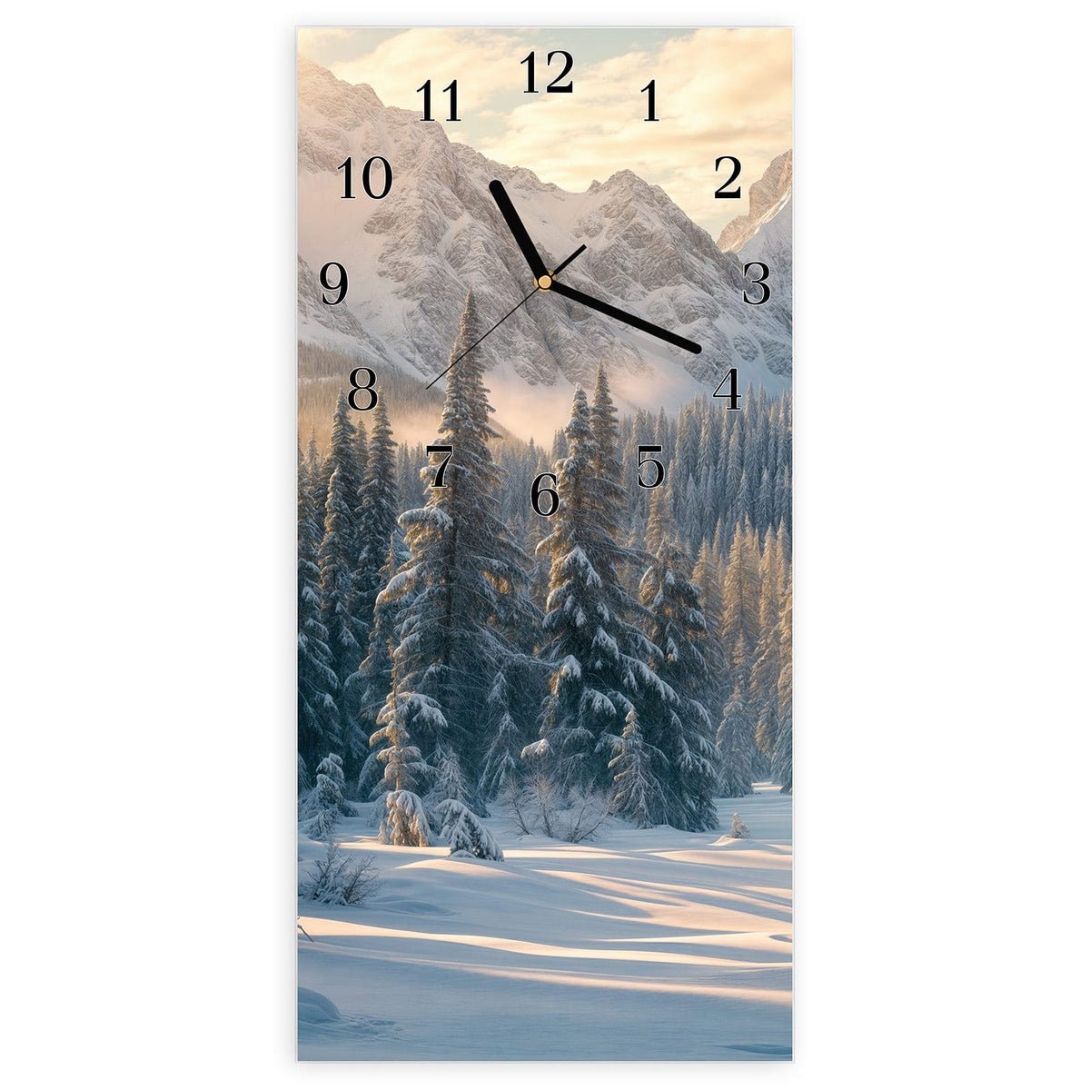 Wanduhr aus Glas, Ziffernblatt Klassisch: Verschneiter Tannenwald vor Bergkette im warmen Morgenlicht #ziffernblatt_Klassisch