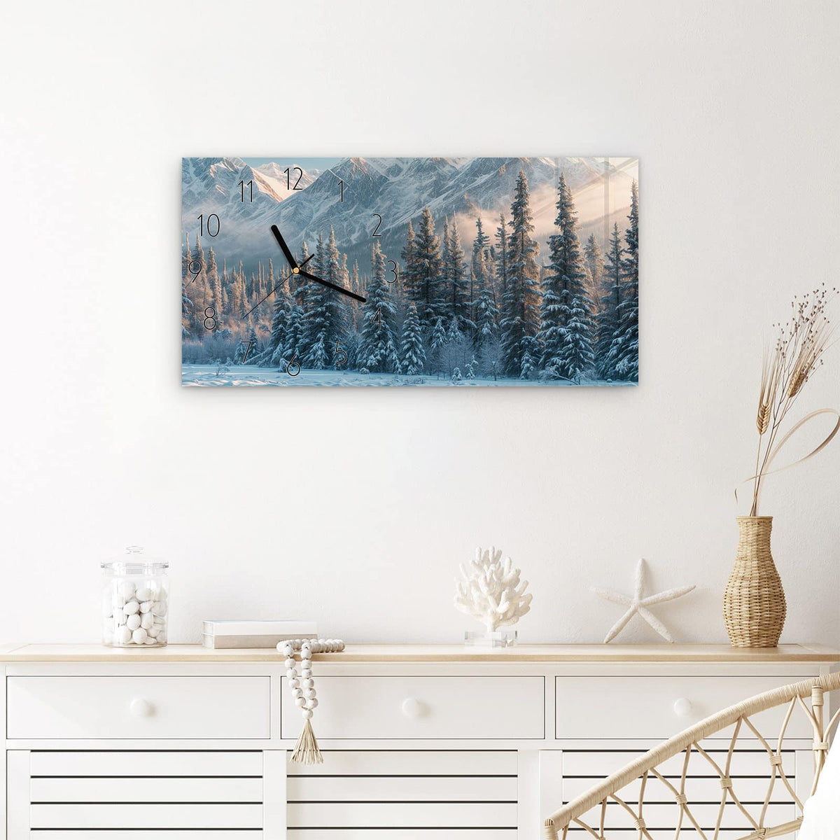 Wanduhr Schneebedeckte Berge aus Glas – Querformat 60 × 30 cm – Verschneite Tannen vor Gebirgskette