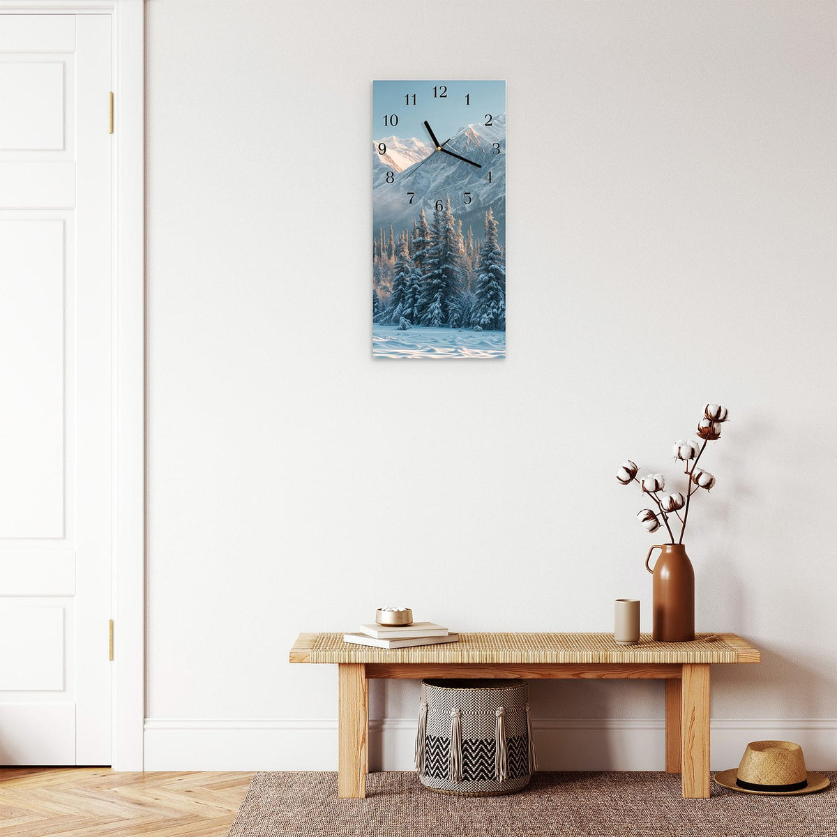Moderne Wanduhr aus Glas mit Farbtiefe – Wanduhr Schneebedeckte Berge aus Glas – Hochformat 30 × 60 cm