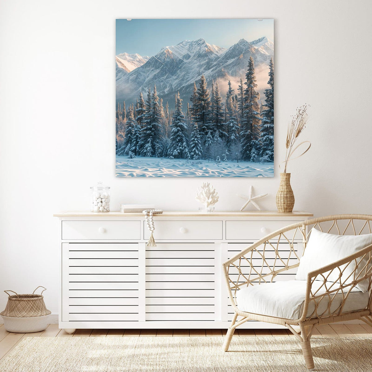 Glasbild Schneebedeckte Berge an der Wand – Verschneite Tannen vor einer sonnenbeschienenen Gebirgskette
