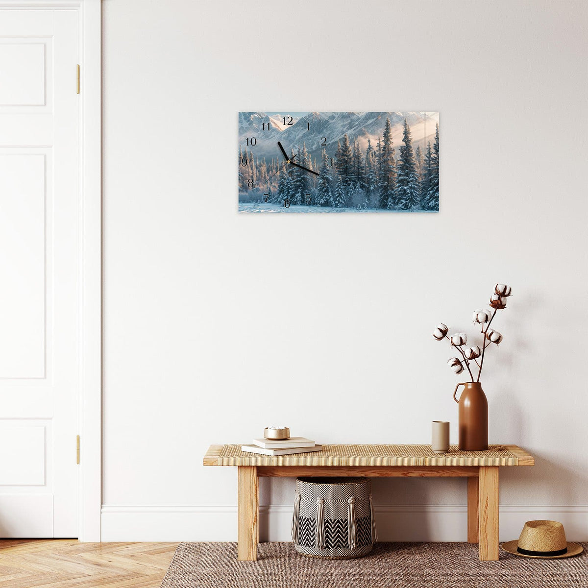 Moderne Wanduhr aus Glas mit Farbtiefe – Wanduhr Schneebedeckte Berge aus Glas – Querformat 60 × 30 cm
