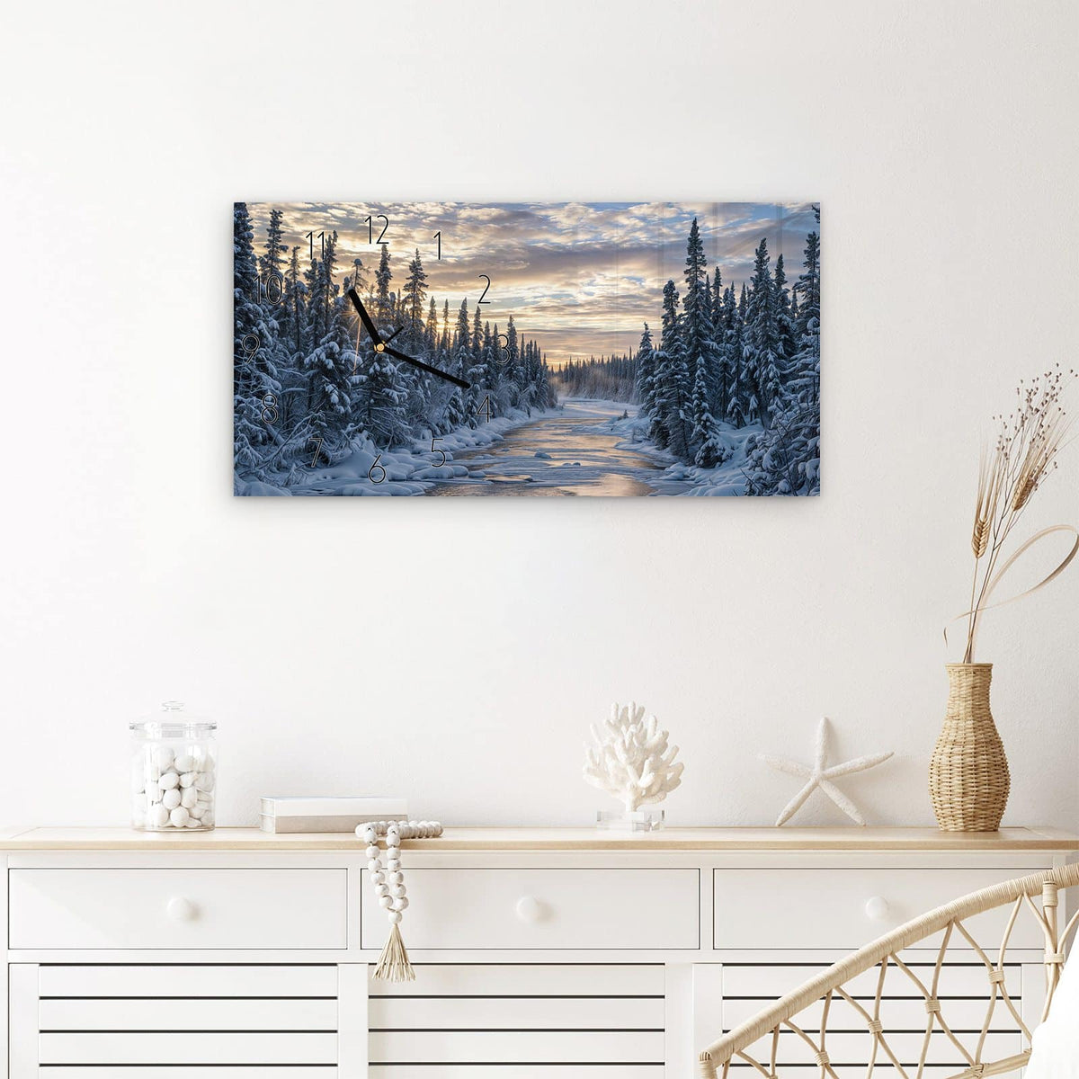 Wanduhr Winterflusswald aus Glas – Querformat 60 × 30 cm – Fluss zwischen verschneiten Tannen