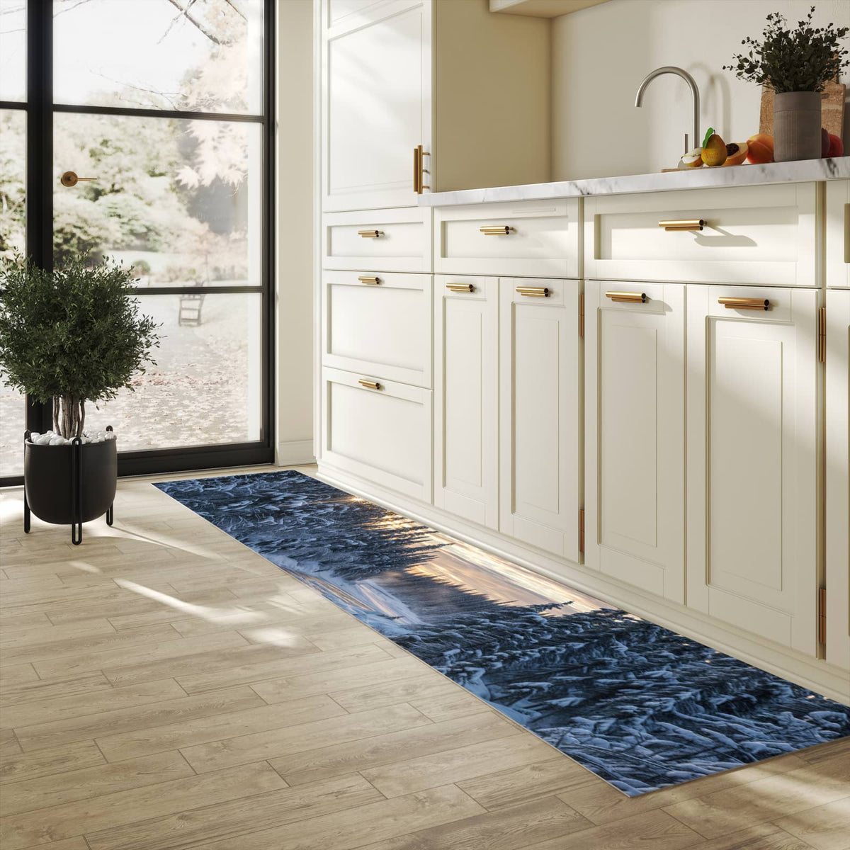 Waschbarer Küchenteppich mit Motiv Winterflusswald in heller Küche