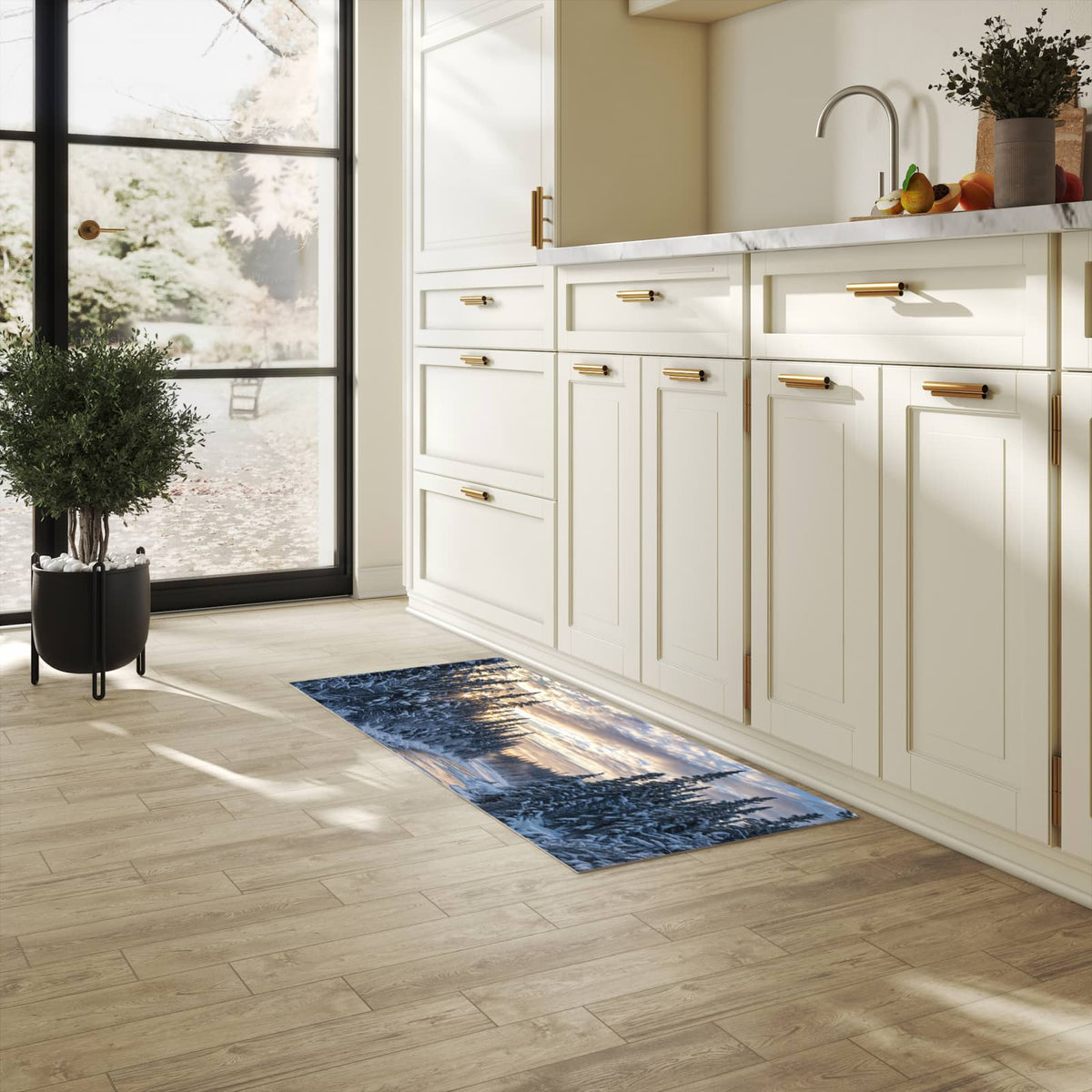 Abwaschbarer Küchenteppich mit Motiv Winterflusswald in heller Küche
