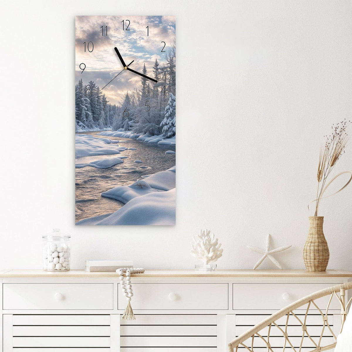 Wanduhr Winterfluss aus Glas – Hochformat 30 × 60 cm – Zugefrorener Fluss im Tannenwald