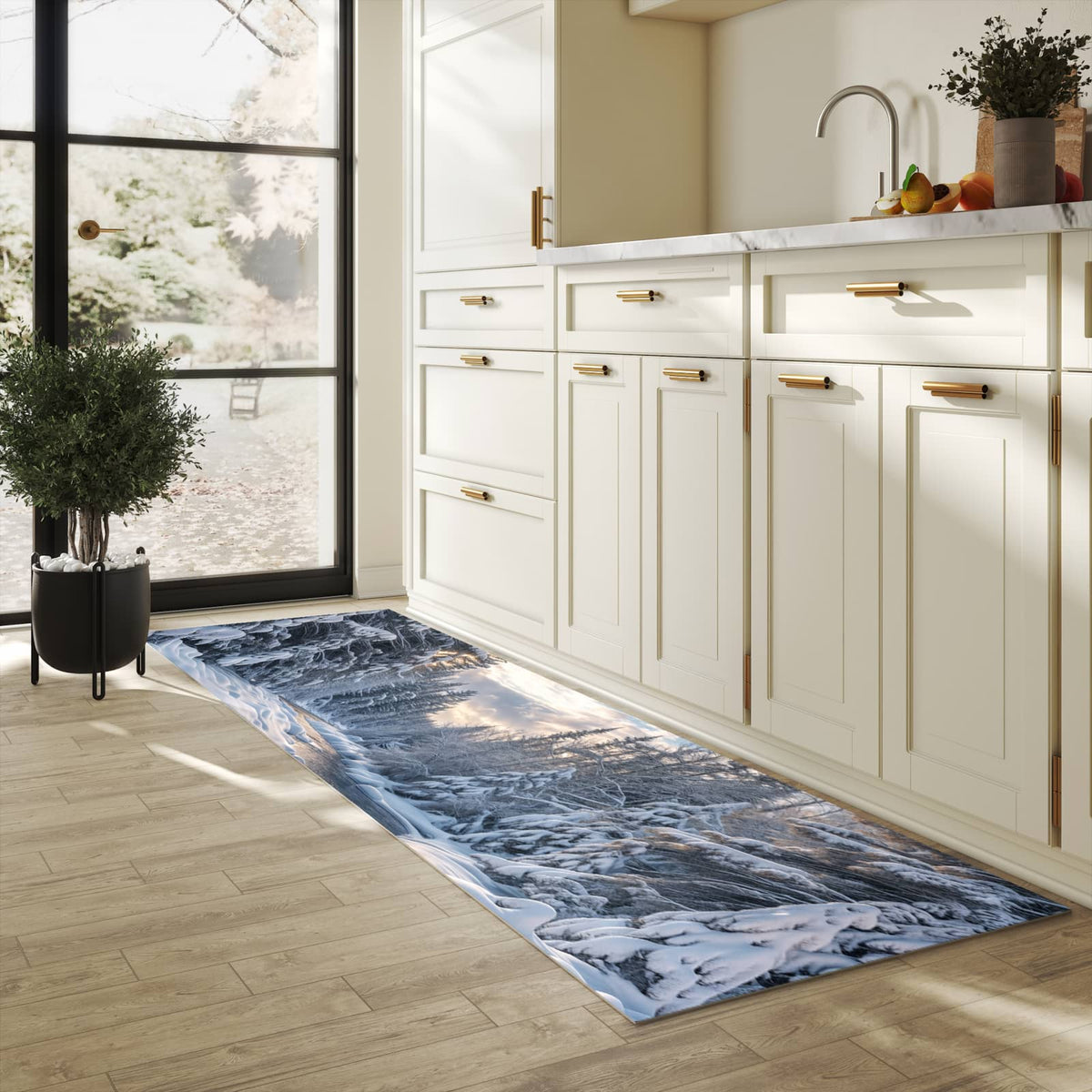 Langlebiger Küchenläufer mit Motiv Winterfluss in heller Küche