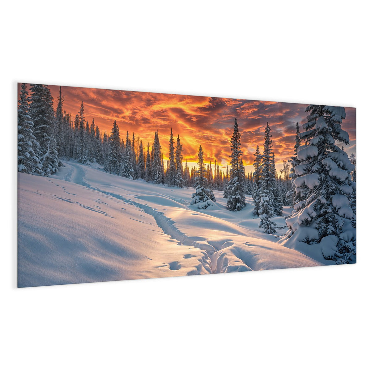 Verschneiter Nadelwald mit tiefen Schneewehen unter feurig rot-orangem Abendhimmel