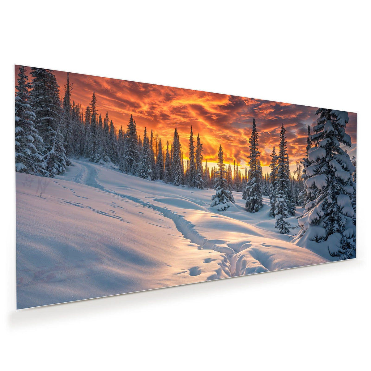 Verschneiter Nadelwald mit tiefen Schneewehen unter feurig rot-orangem Abendhimmel