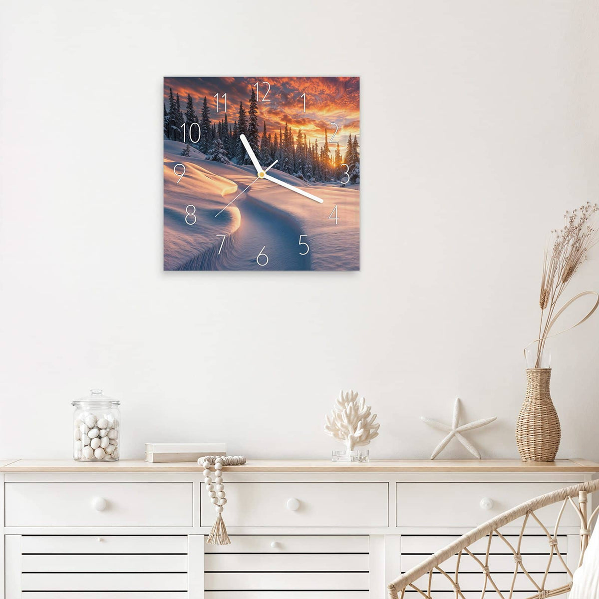 Wanduhr Roter Himmel über Schnee aus Glas – Quadratisch 30 × 30 cm – Feuerroter Wolkenhimmel über Tannen