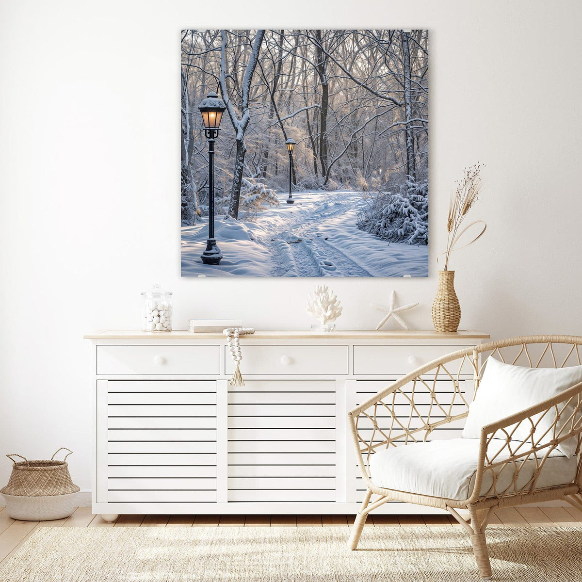 Glasbild Verschneiter Waldweg an der Wand – Zwei brennende Laternen an einem tief verschneiten Weg durch winterlichen Wald