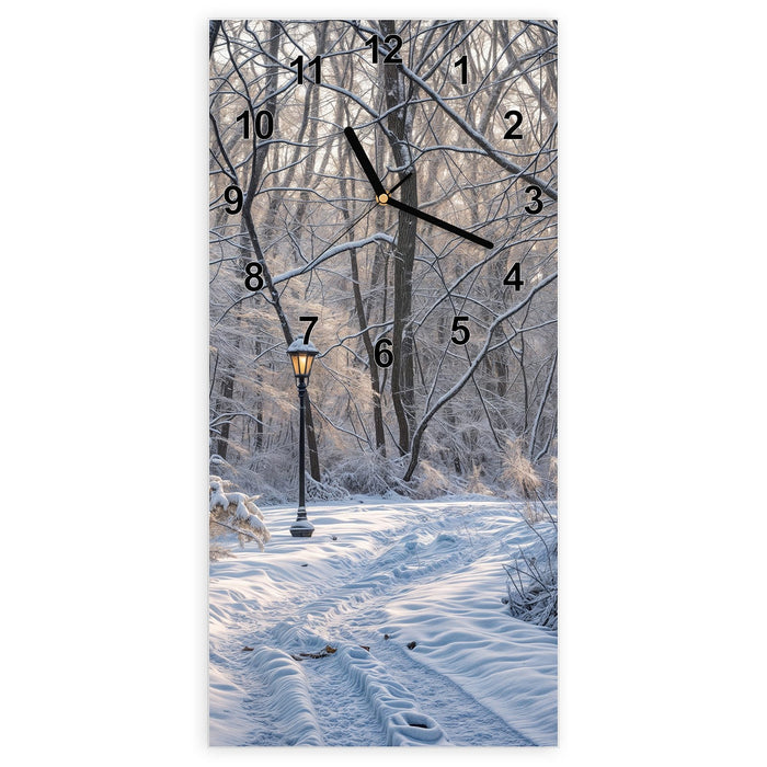 Wanduhr Verschneiter Waldweg aus Glas – Hochformat 30 × 60 cm mit Ziffernblatt Modern