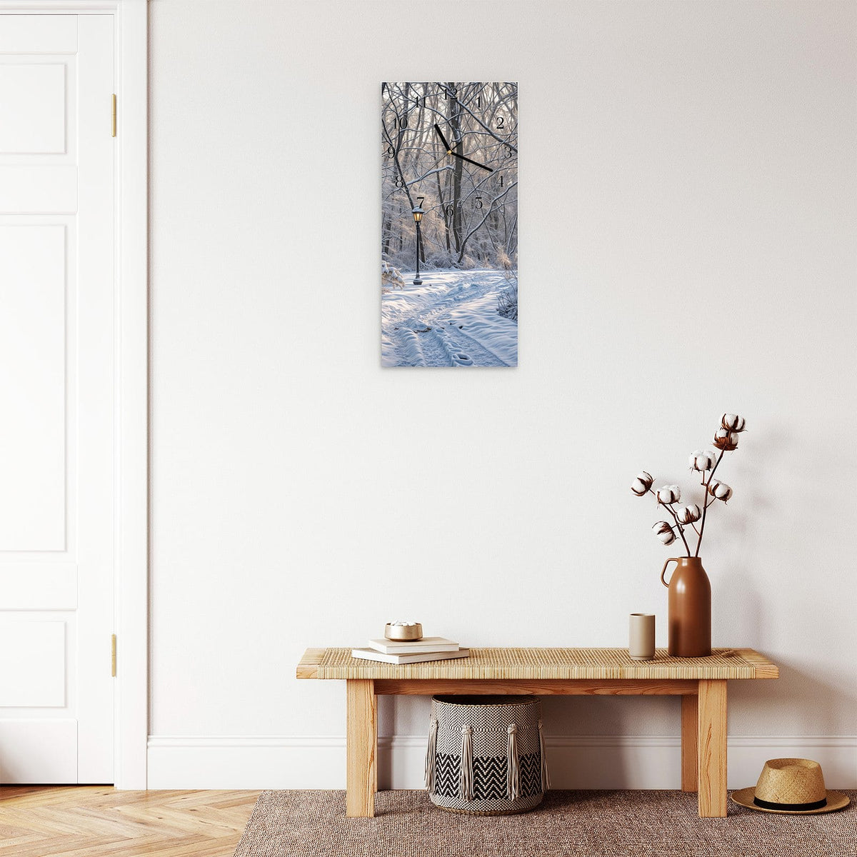 Moderne Wanduhr aus Glas mit Farbtiefe – Wanduhr Verschneiter Waldweg aus Glas – Hochformat 30 × 60 cm