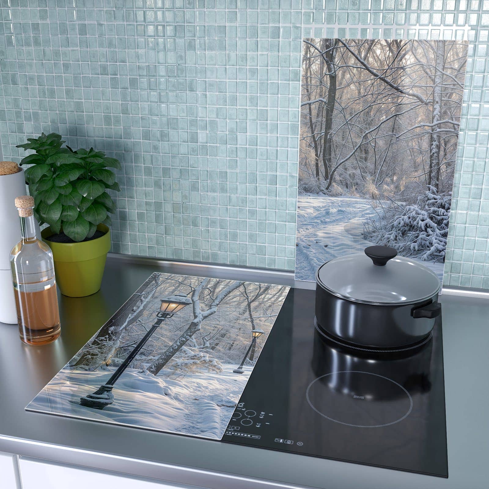 2-teilige Herdabdeckplatte aus Glas mit Verschneiter Waldweg-Motiv als Spritzschutz hinter dem Kochfeld