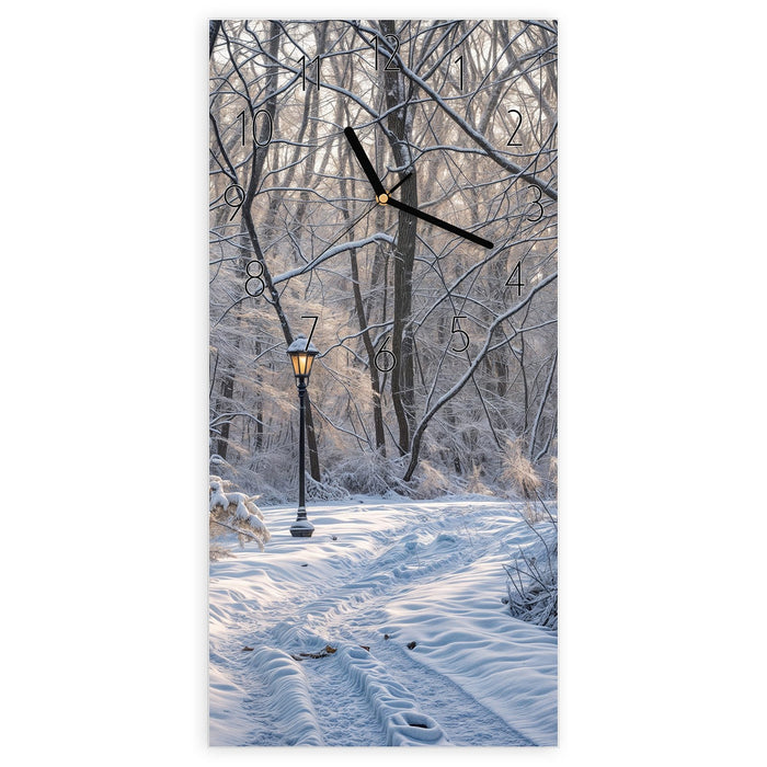 Wanduhr Verschneiter Waldweg aus Glas – Hochformat 30 × 60 cm mit Ziffernblatt Elegant