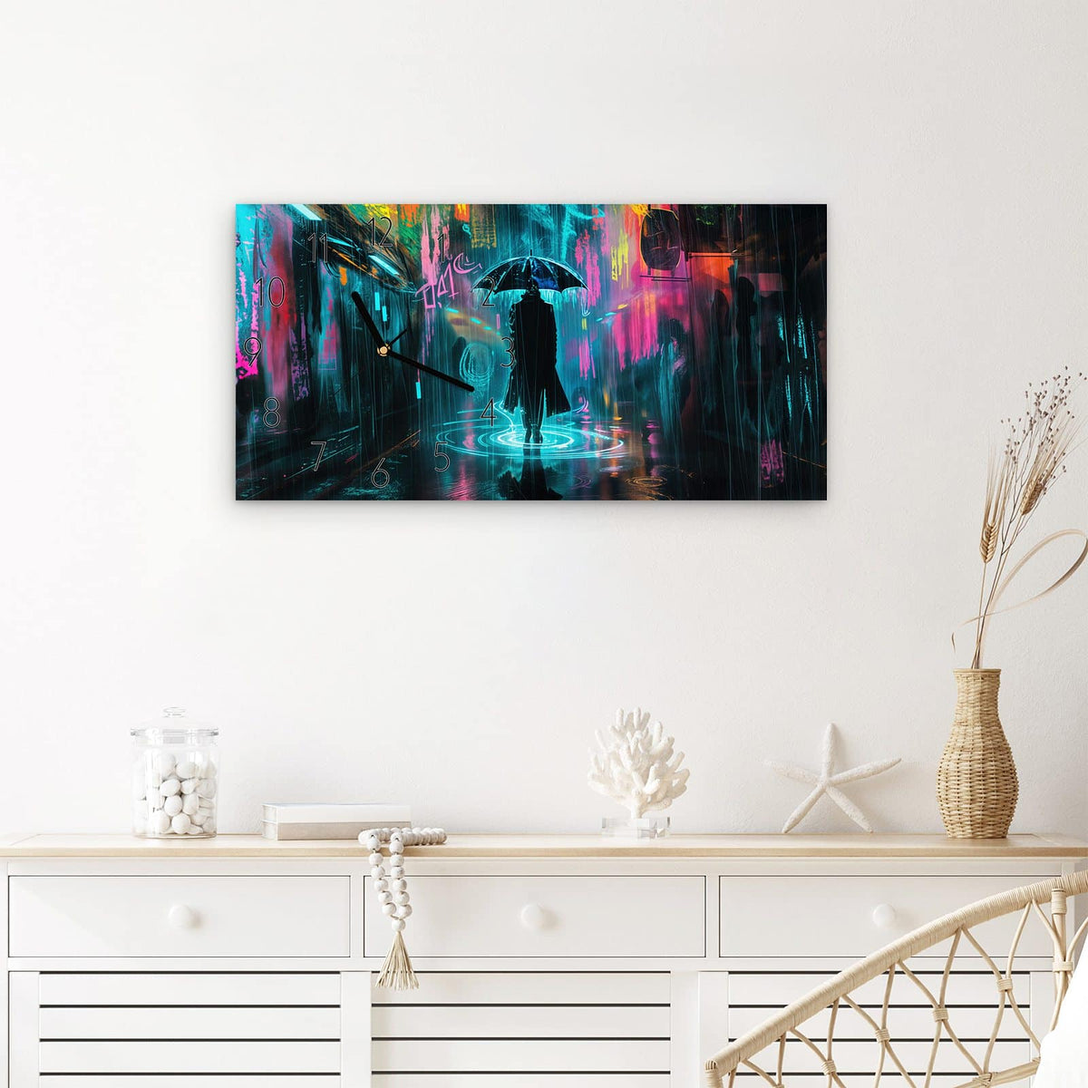 Wanduhr Regen bei Nacht aus Glas – Querformat 60 × 30 cm – Silhouette mit Schirm im Neonregen