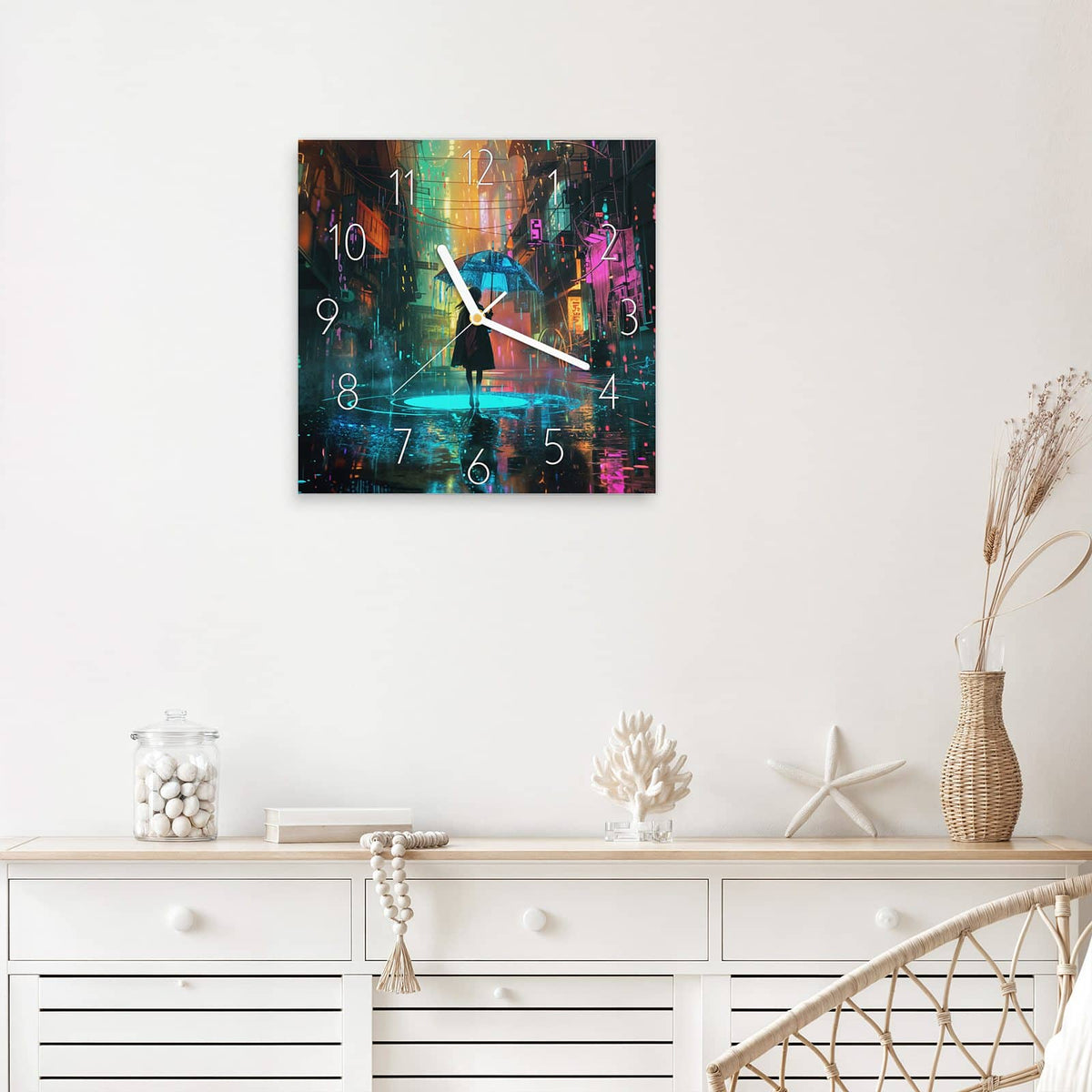 Quadratische Wanduhr aus Glas Frau im Neonregen mit Ziffernblatt Elegant über einem weißen Sideboard
