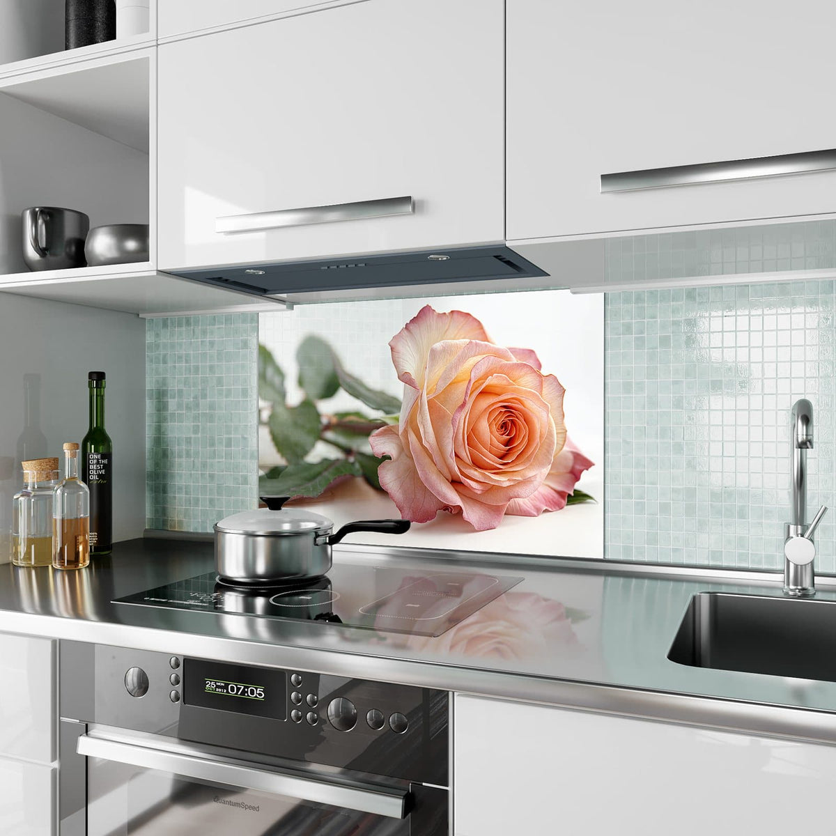 Küchenrückwand aus Glas Rose in Apricot im Hochformat als Spritzschutz hinter dem Kochfeld, über dem Fliesenspiegel montiert