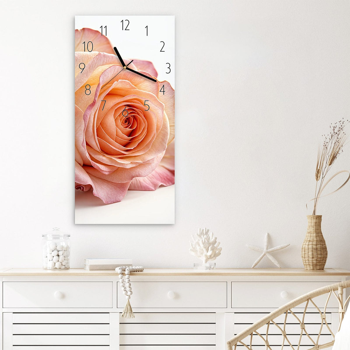 Wanduhr Elegante Rose Blüte aus Glas – Cremefarbene Rose mit grünen Blättern
