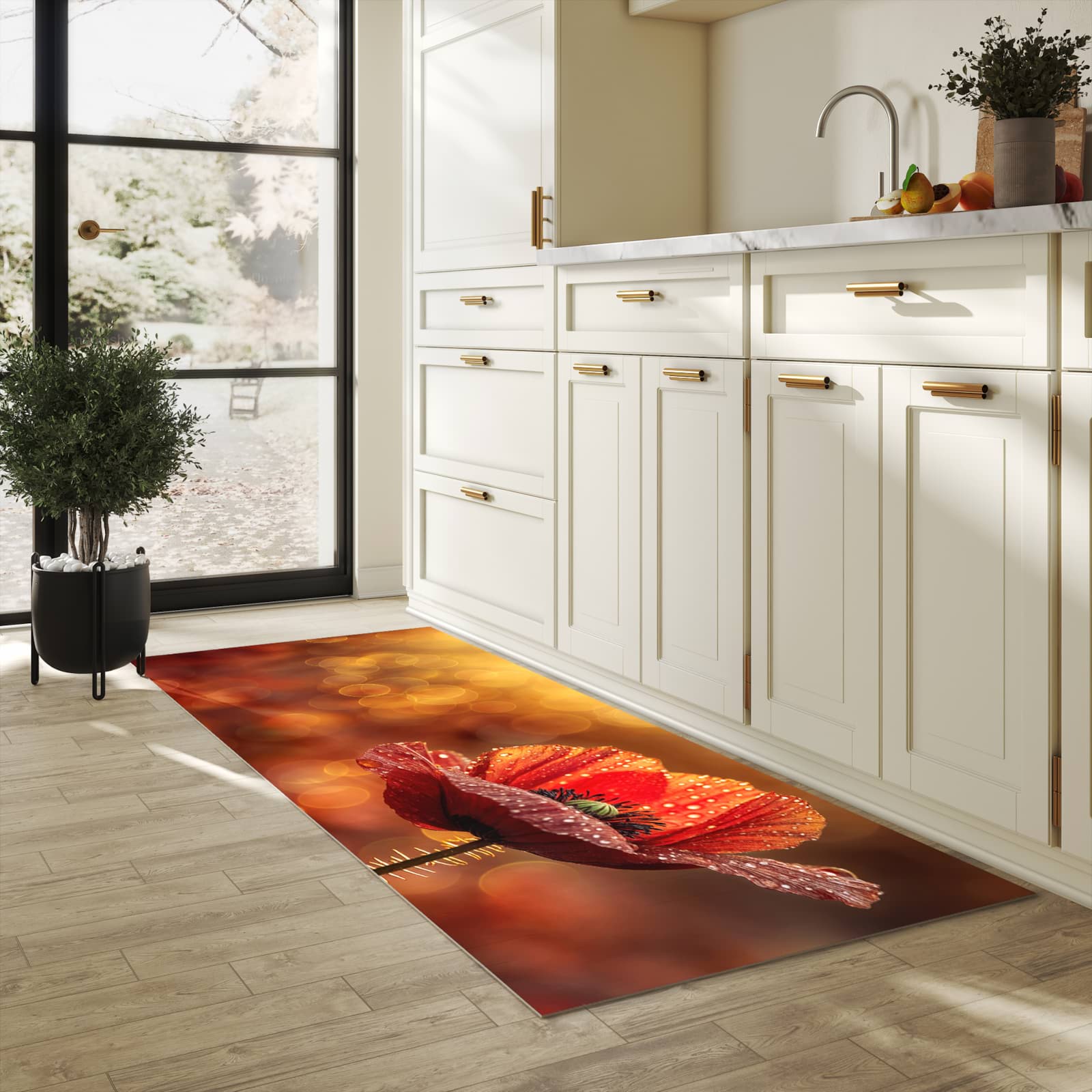 Schmutzabweisender Küchenläufer mit Motiv Blühende Mohnblume in heller Küche