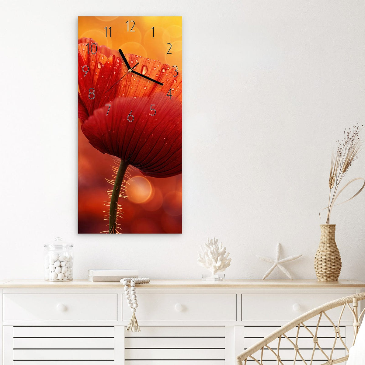 Wanduhr Roter Blütentropfen aus Glas – Rote Blüte vor goldenem Bokeh