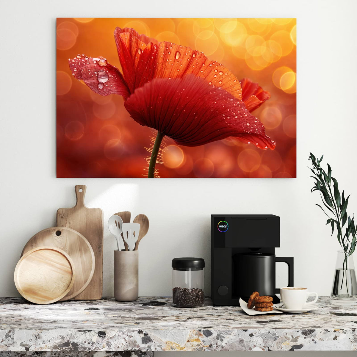 Roter Klatschmohn mit vielen Wassertropfen vor goldorangem Bokeh