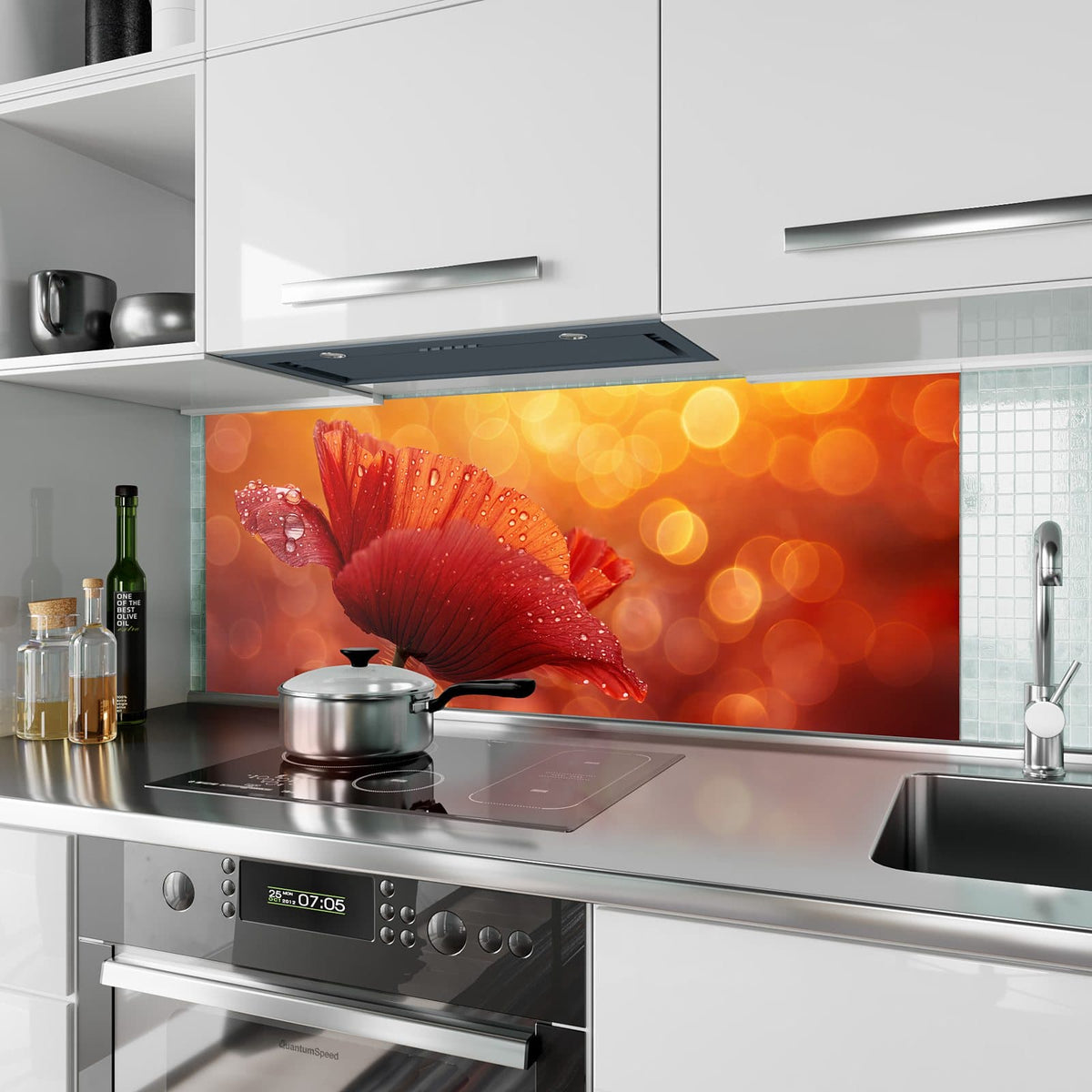 Küchenrückwand aus Glas Mohn mit Tautropfen im Hochformat als Spritzschutz hinter dem Kochfeld, über dem Fliesenspiegel montiert