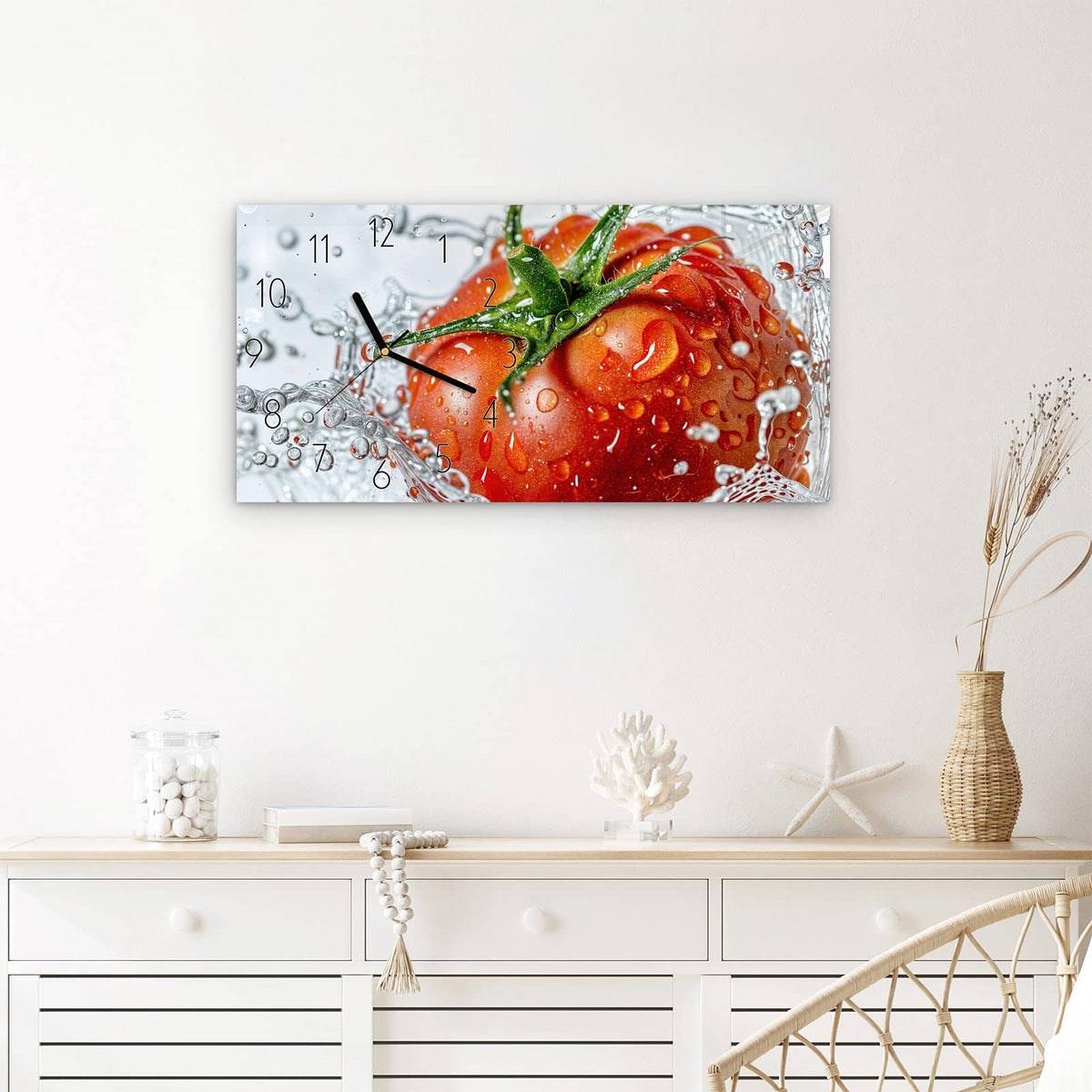 Wanduhr Tomate im Wasser aus Glas – Querformat 60 × 30 cm – Reife Tomate im Wasserspritzer