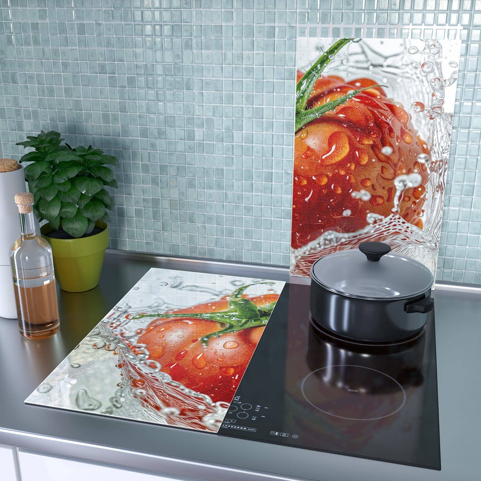 2-teilige Herdabdeckplatte aus Glas mit Tomate im Wasser-Motiv als Spritzschutz hinter dem Kochfeld