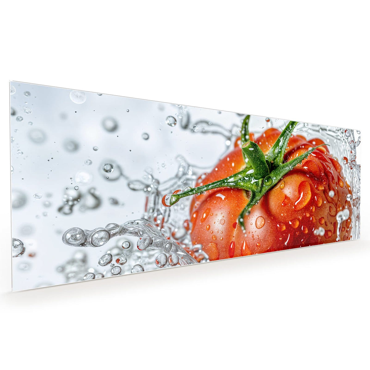 Küchenrückwand aus Glas im Hochformat: Reife Tomate mit Strunk in einer aufspritzenden Wasserkrone #grösse_40 x 100 cm #grösse_50 x 125 cm #grösse_60 x 150 cm