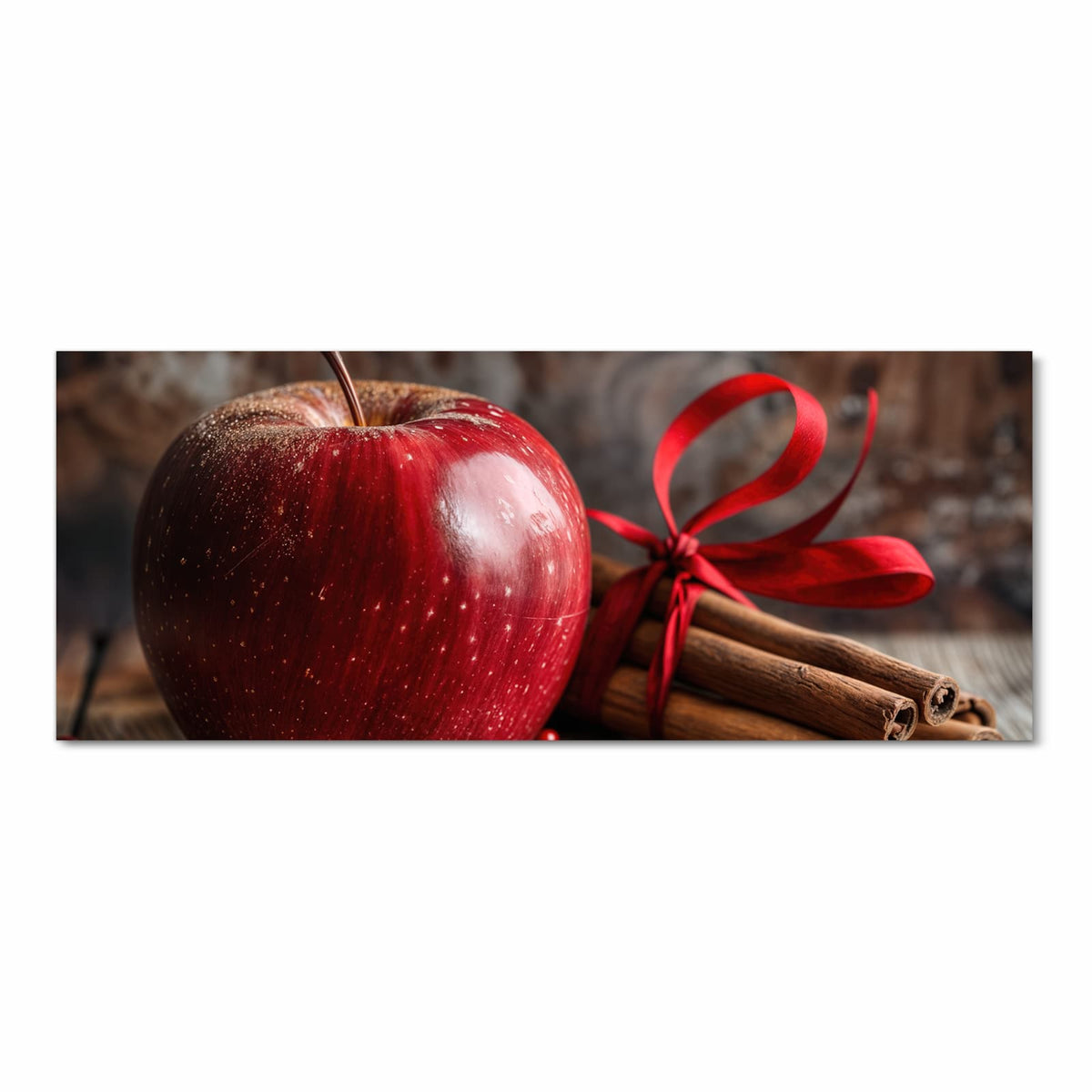 Roter Apfel auf Holz, daneben mit roter Schleife gebündelte Zimtstangen und Sternanis