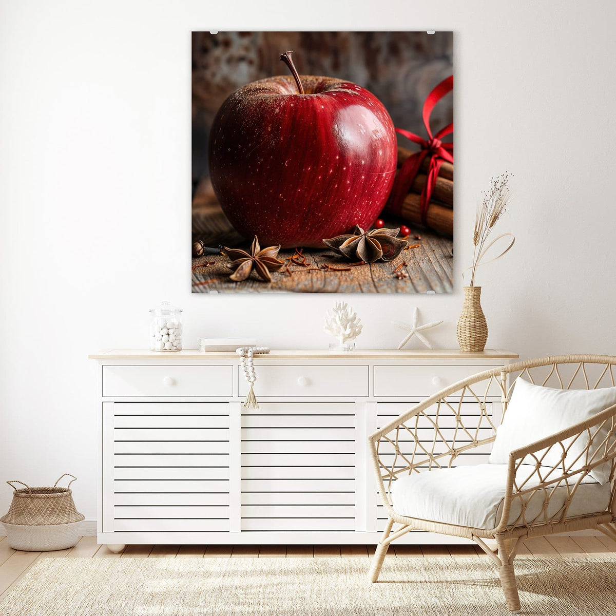 Glasbild Zimt und Apfel an der Wand – Roter Apfel auf Holz, daneben mit roter Schleife gebündelte Zimtstangen und Sternanis
