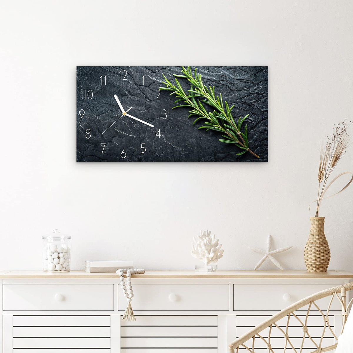 Wanduhr Rosmarinzweig Slate aus Glas – Querformat 60 × 30 cm – Rosmarinzweig auf dunklem Schiefer
