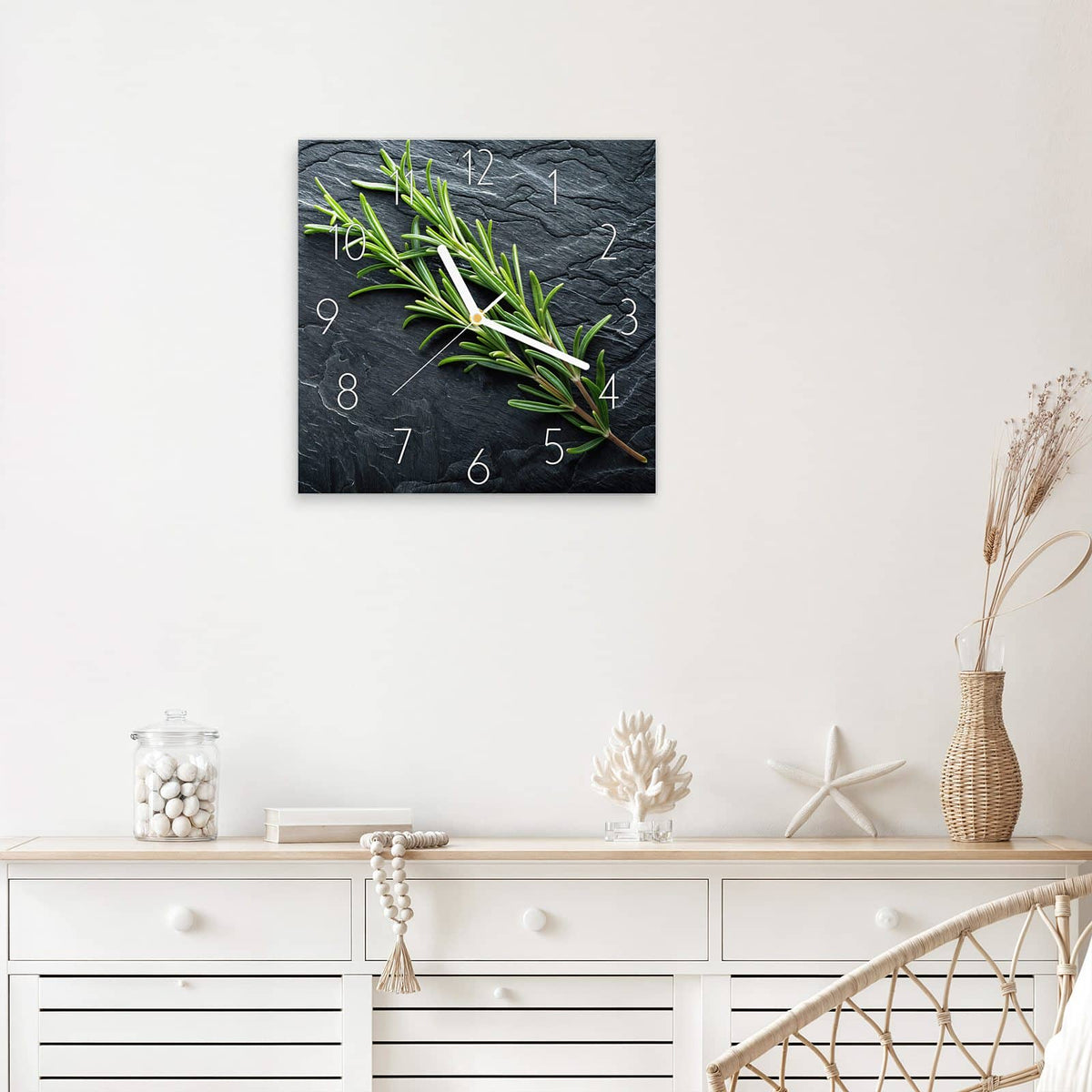 Wanduhr Rosmarin auf Schiefer aus Glas – Quadratisch 30 × 30 cm – Rosmarinzweig auf dunklem Schiefer