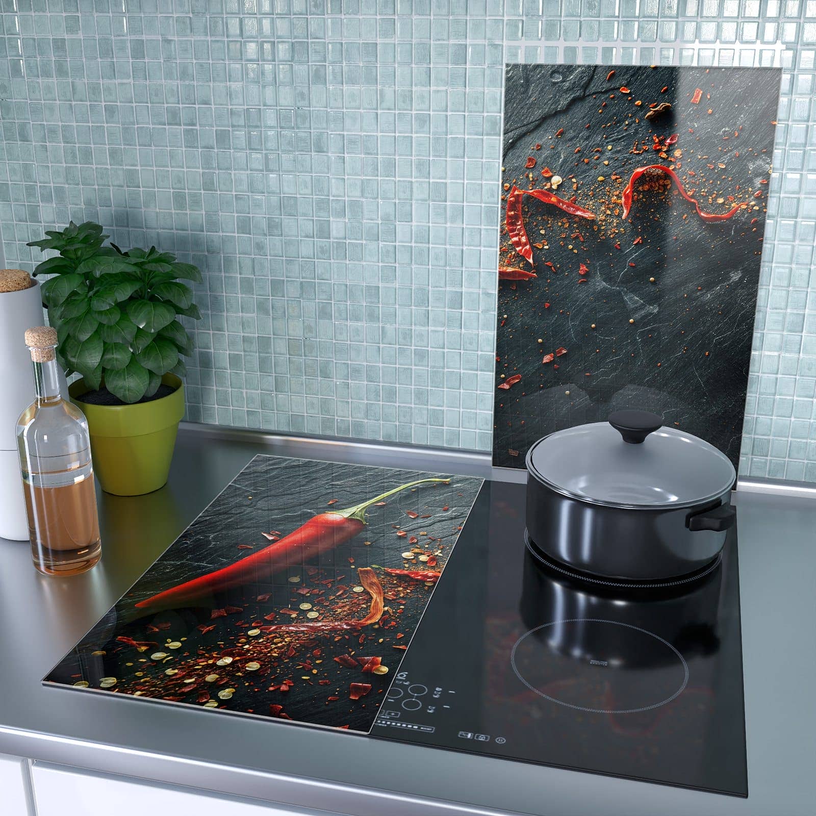 2-teilige Herdabdeckplatte für Ceranfeld mit Chili Auf Schiefer-Motiv als Spritzschutz hinter dem Kochfeld