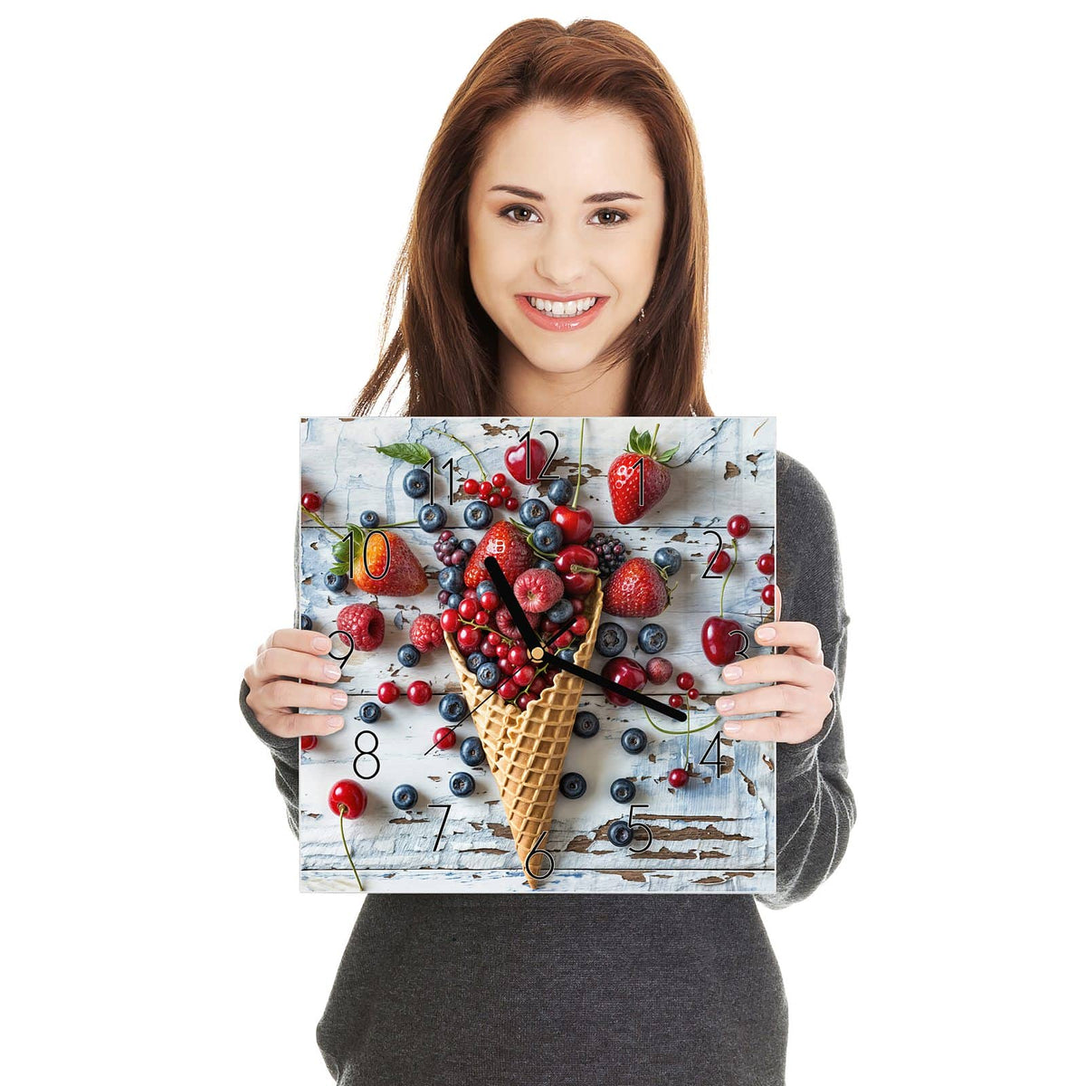 Quadratische Wanduhr aus Glas Beeren in der Eiswaffel in zwei Händen gehalten – Größenvergleich, 30 × 30 cm
